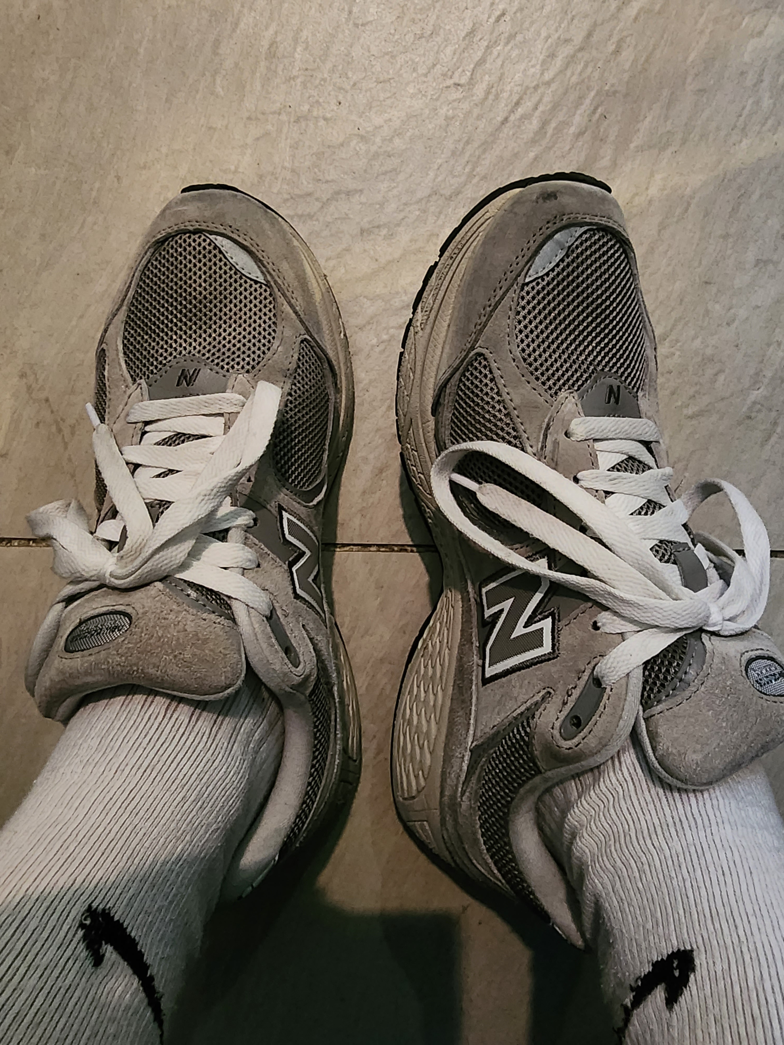 New Balance 2002R Grey 착용 스타일