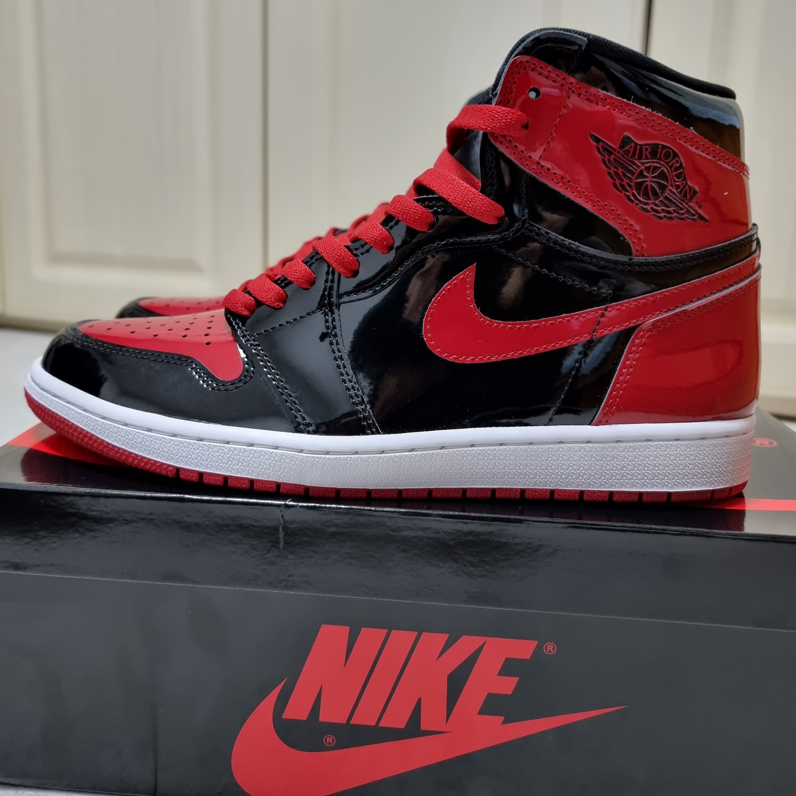 Jordan 1 Retro High OG Patent Bred, Zara Leather Cross Bag Black 착용 스타일 - 3