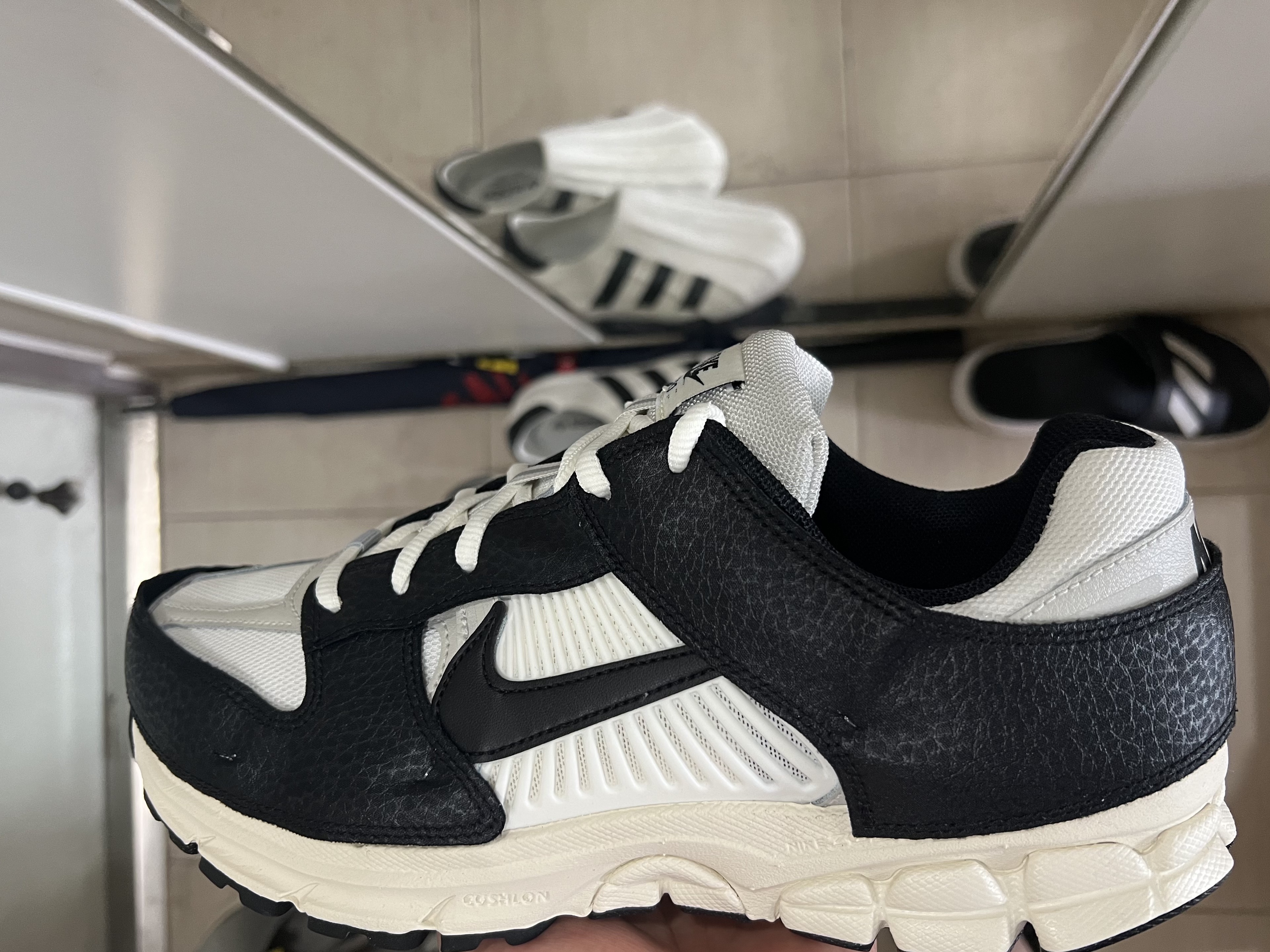 (W) Nike Zoom Vomero 5 Wolf Grey and Black, Adidas Alphabounce Slide Core Black Cloud White 착용 스타일