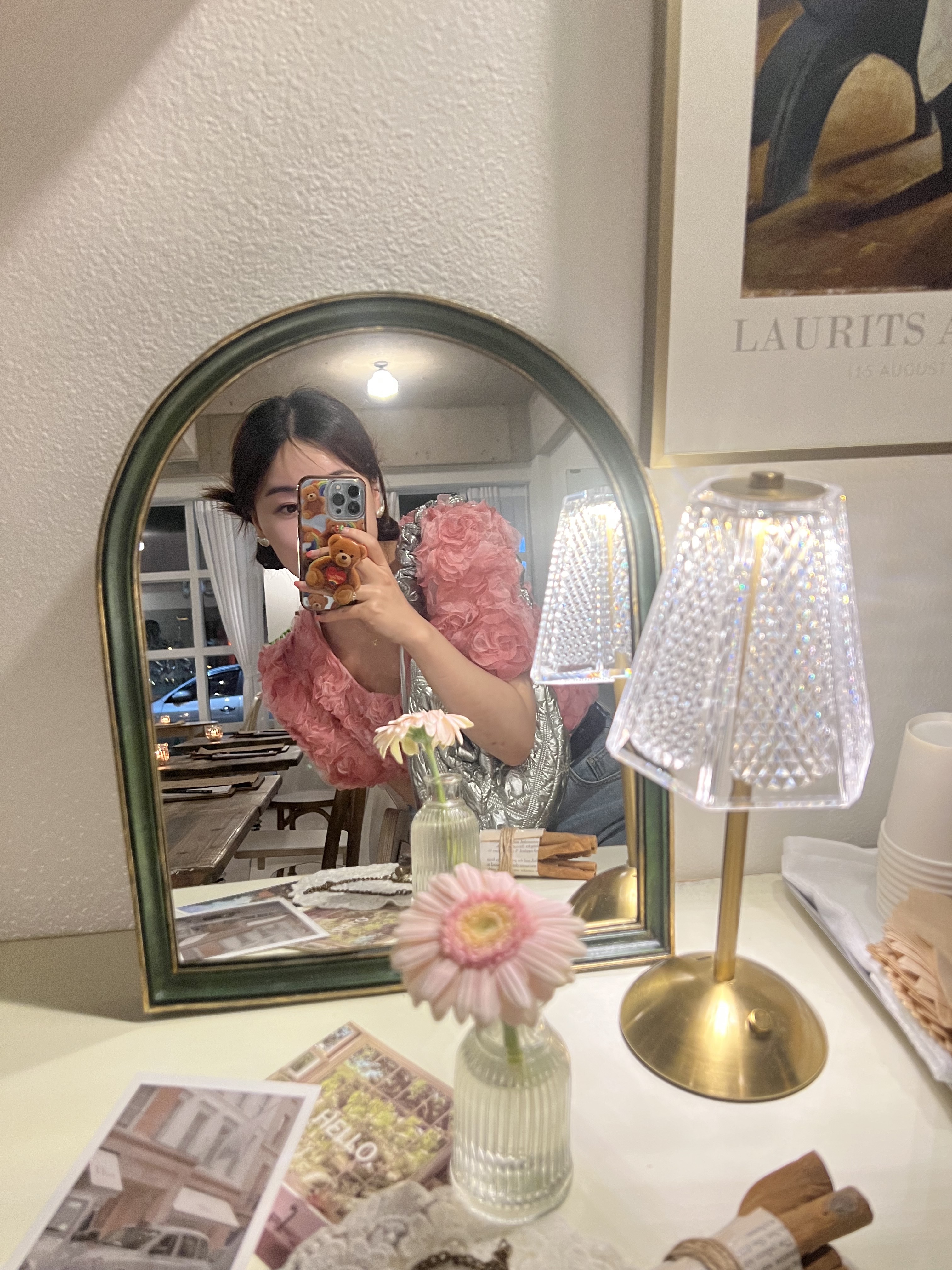 (W) Chanel Earrings Metal Resin Strass & Gold Pearly White Crystal 착용 스타일 - 1