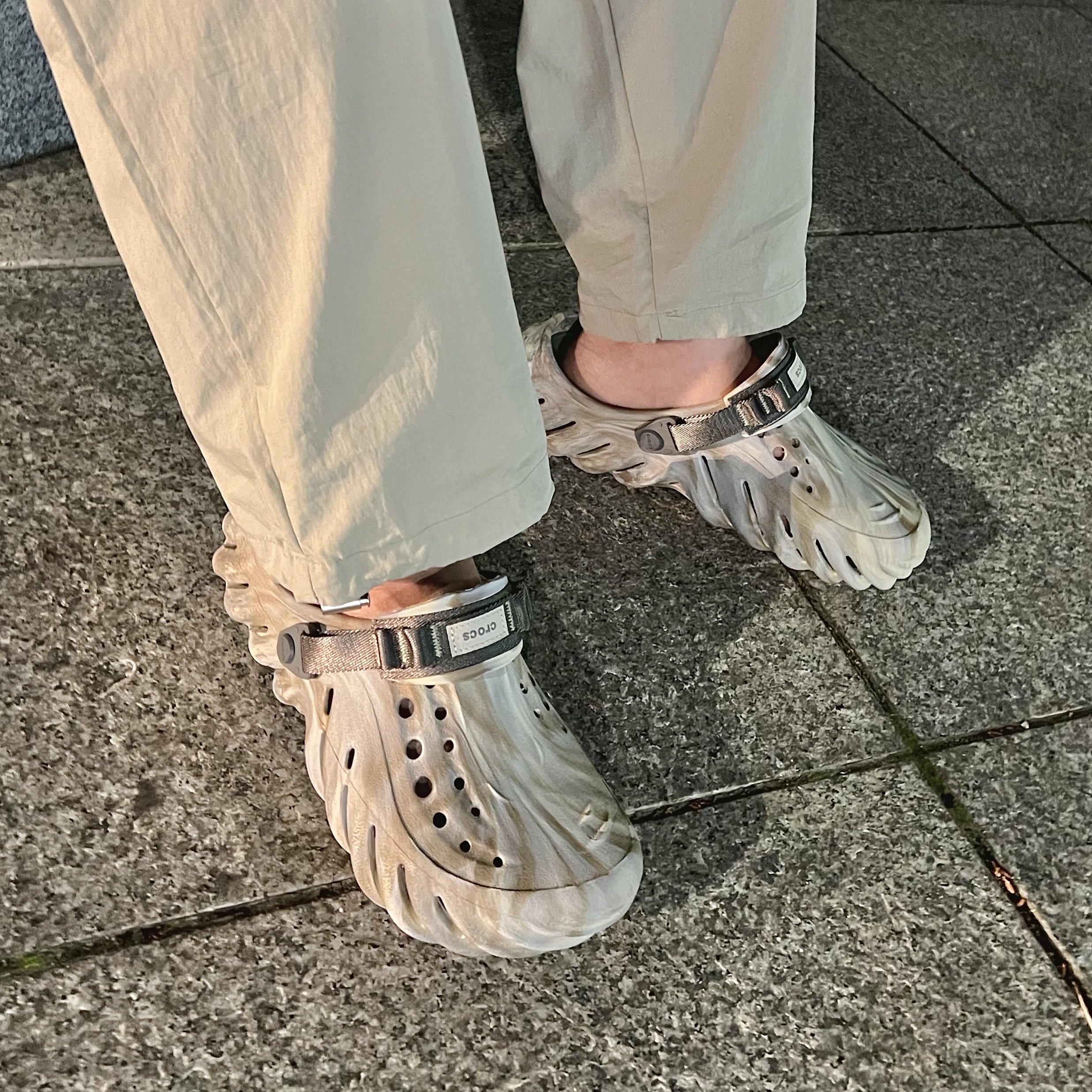 Crocs Echo Marbled Clog Bone Multi 착용 스타일 - 1