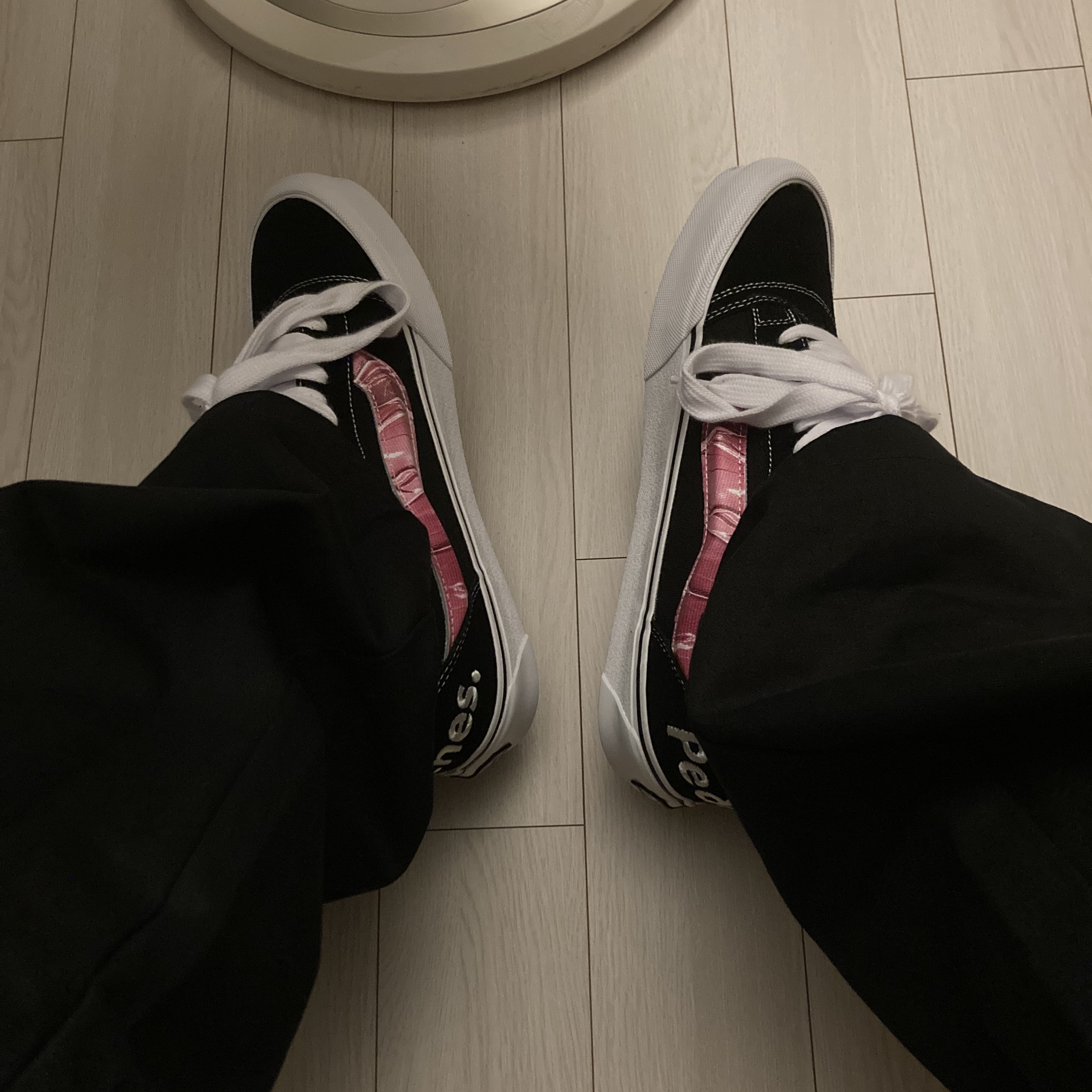 Vans x Peaches. Knu-Skool Black Pink 착용 스타일