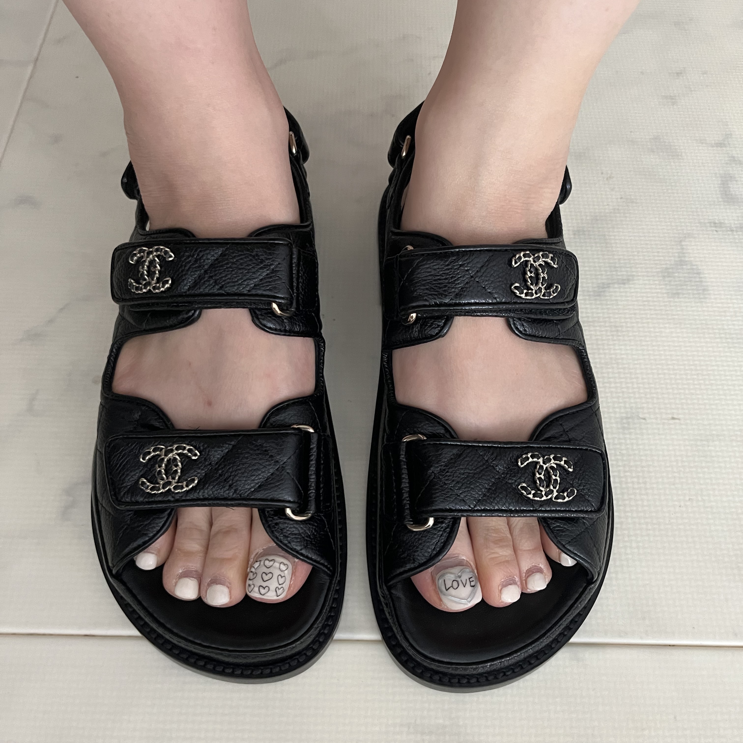 (W) Chanel Sandals Grained Calfskin & Black 착용 스타일