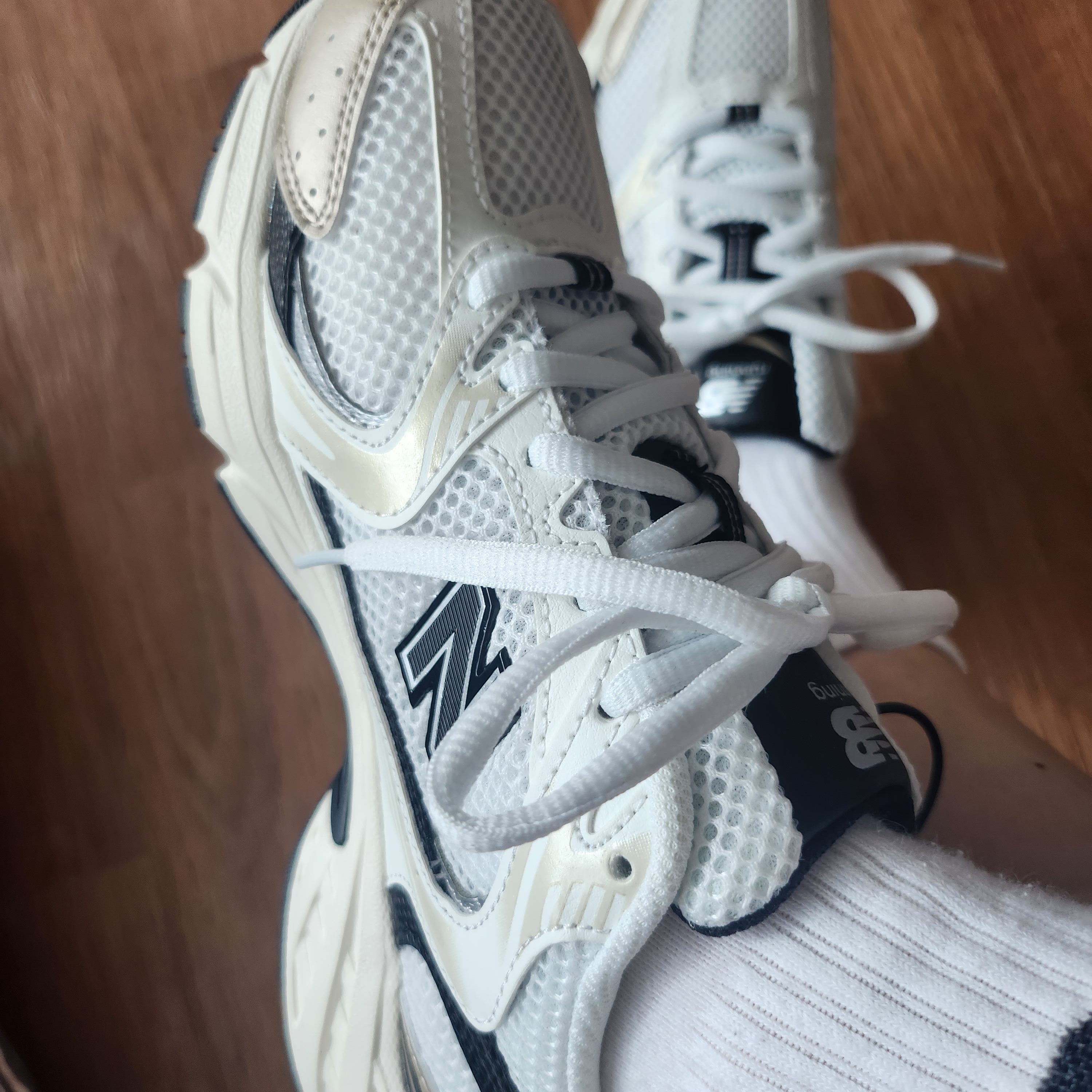 New Balance 530 White Gold 착용 스타일 - 2