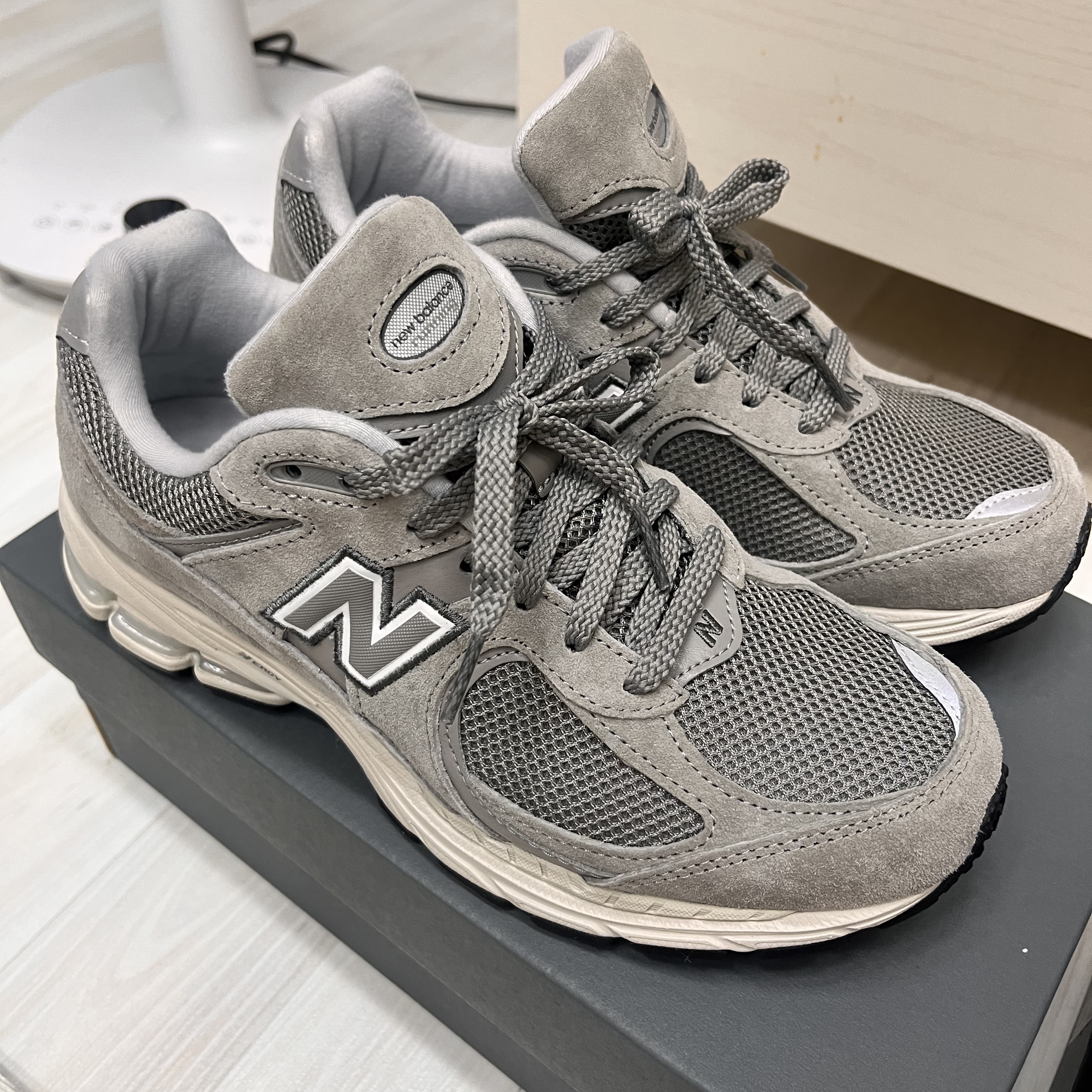 New Balance 2002R Grey 착용 스타일 - 2