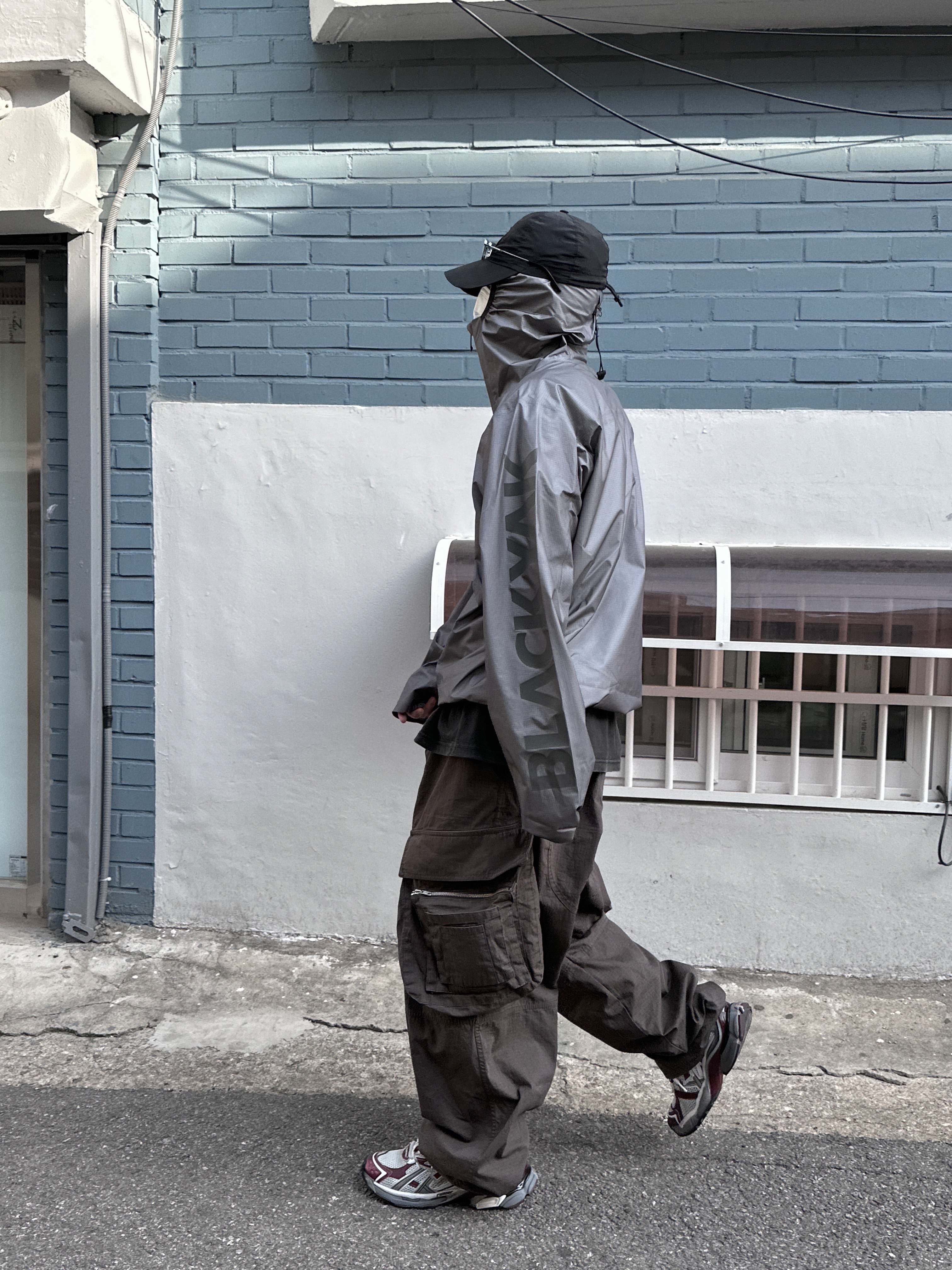 Balenciaga Runner Sneakers Grey Burgundy, Stone Island 99576 Nylon Metal 6-Panel Cap Black 착용 스타일 - 3