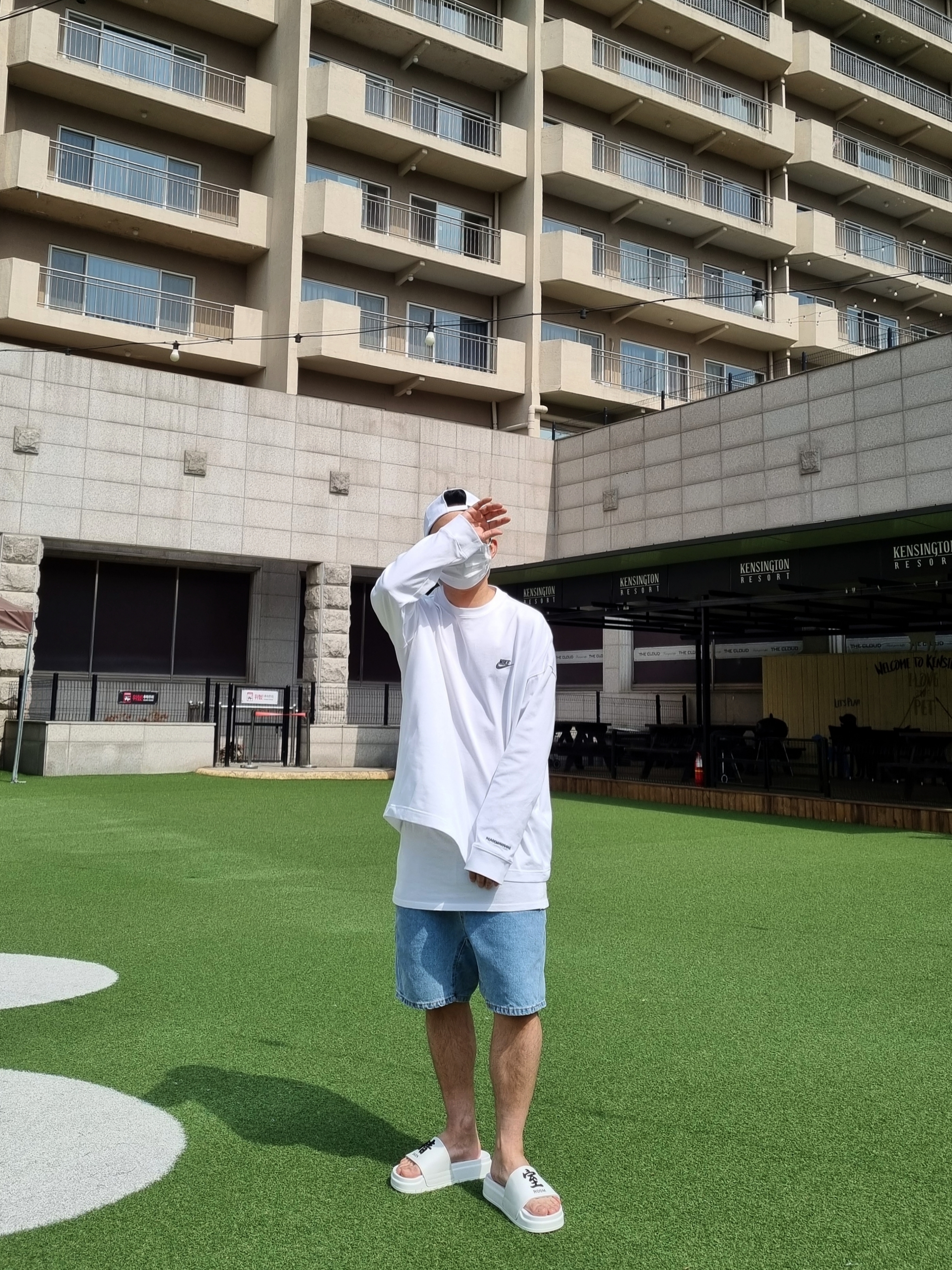 Nike x Peaceminusone LS T-Shirt White (DR0098-100), Darkr8m Studio Slides White 착용 스타일
