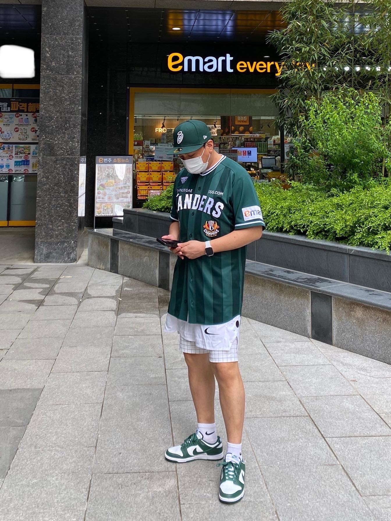 SSG Landers x Starbucks 23 Starbucks Day Uniform Green (Non Marking Ver.), Nike Dunk Low Retro Varsity Green 착용 스타일 - 1