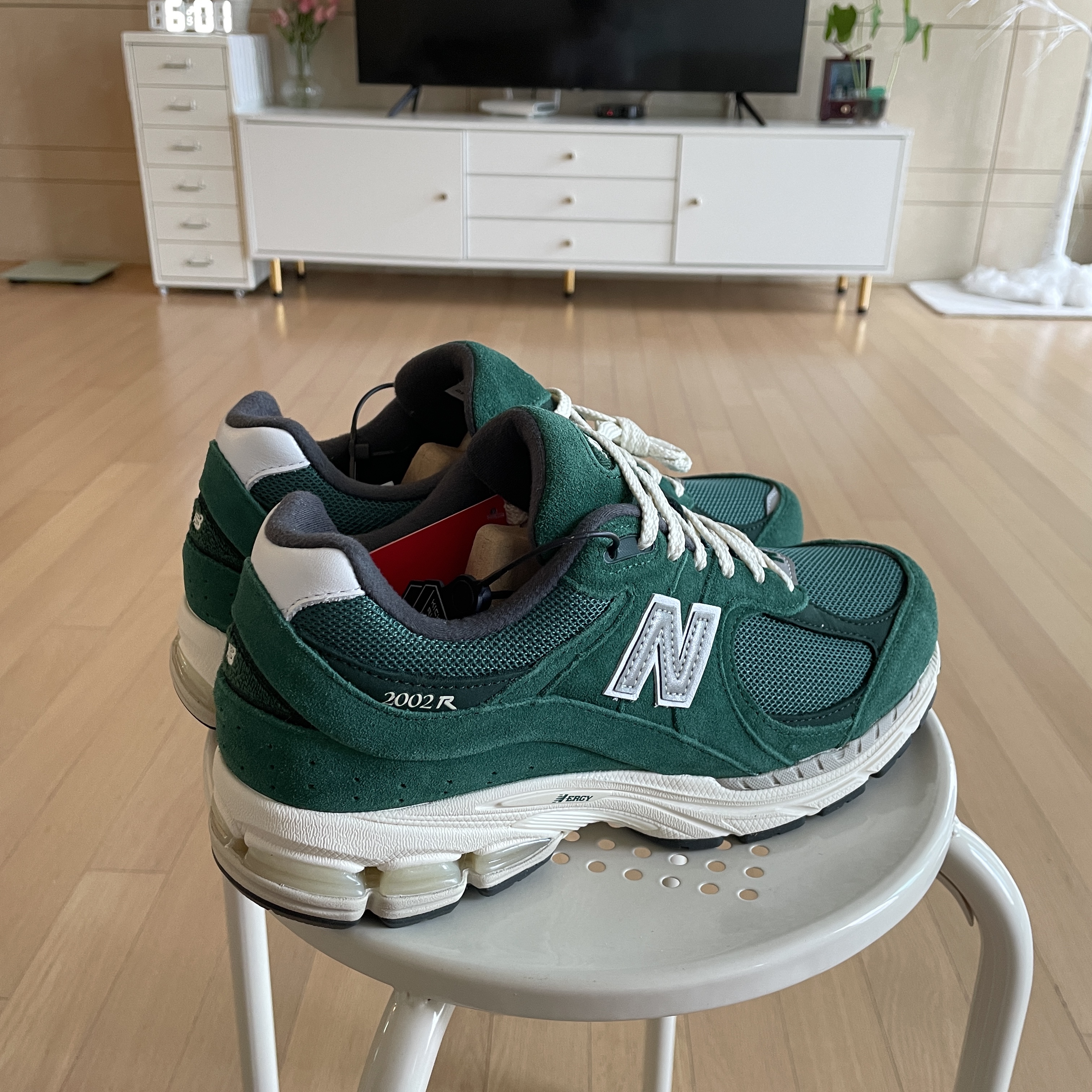 New Balance 2002R Nightwatch Green 착용 스타일