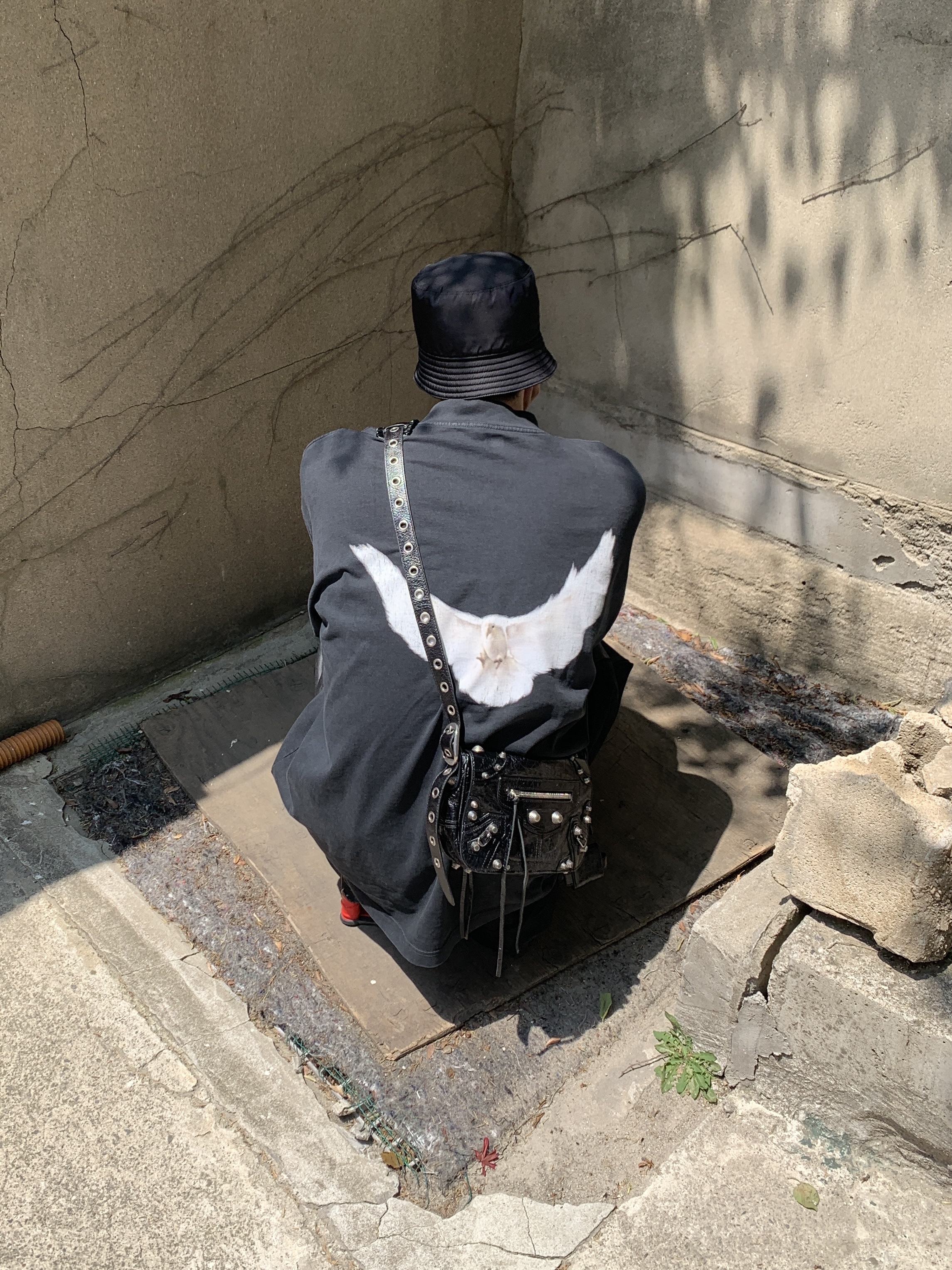 Prada Re-Nylon Bucket Hat Black, Project G/R Oversized Convertible Cargo Pants Coated Black 착용 스타일 - 5