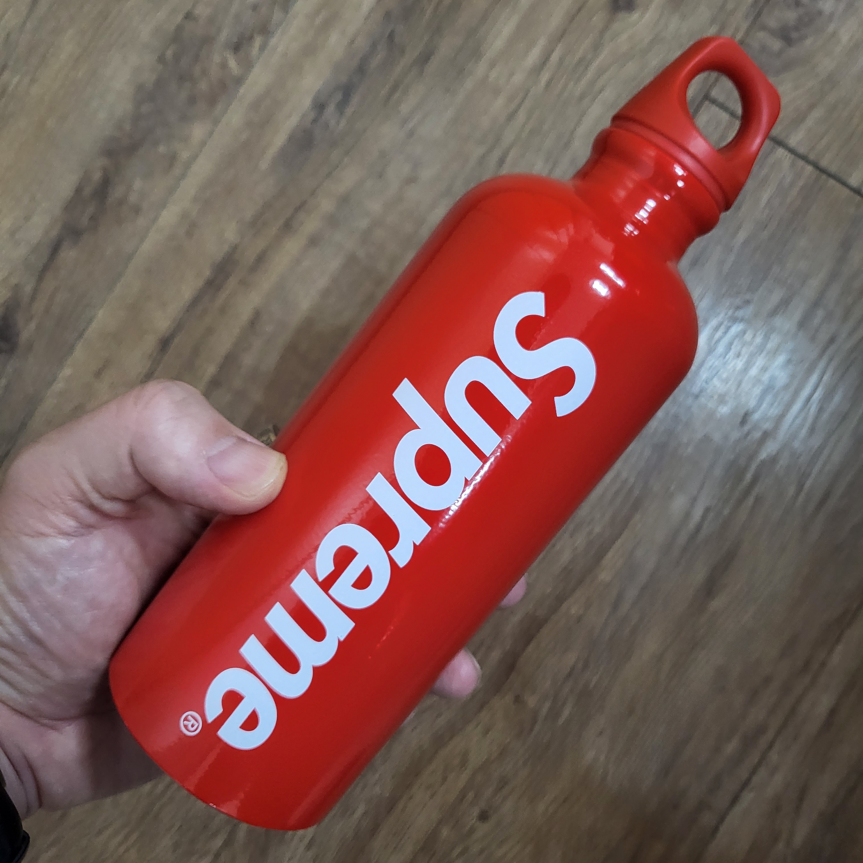 Supreme x Sigg Traveller 0.6L Water Bottle Red - 23SS 착용 스타일 - 1