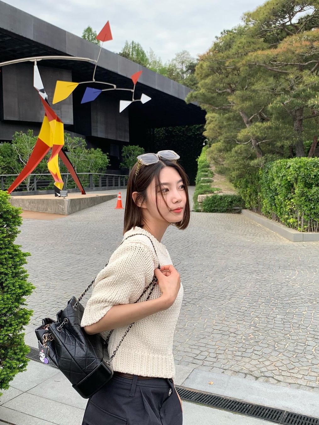 샤넬 가브리엘 백팩 스몰 빈티지 카프스킨 & 골드 실버 메탈 블랙 착용 스타일