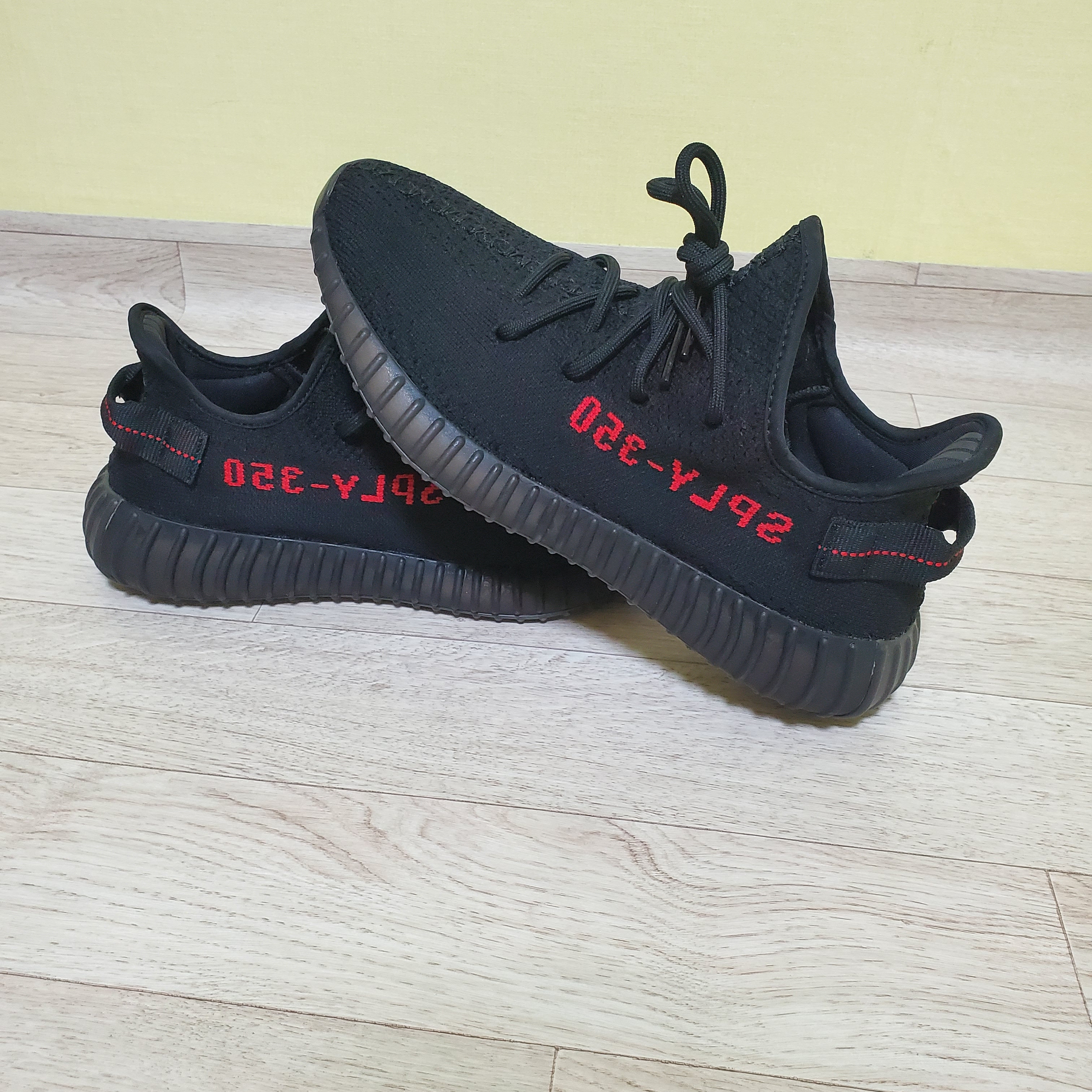 Adidas Yeezy Boost 350 V2 Black Red 2017 착용 스타일 - 1