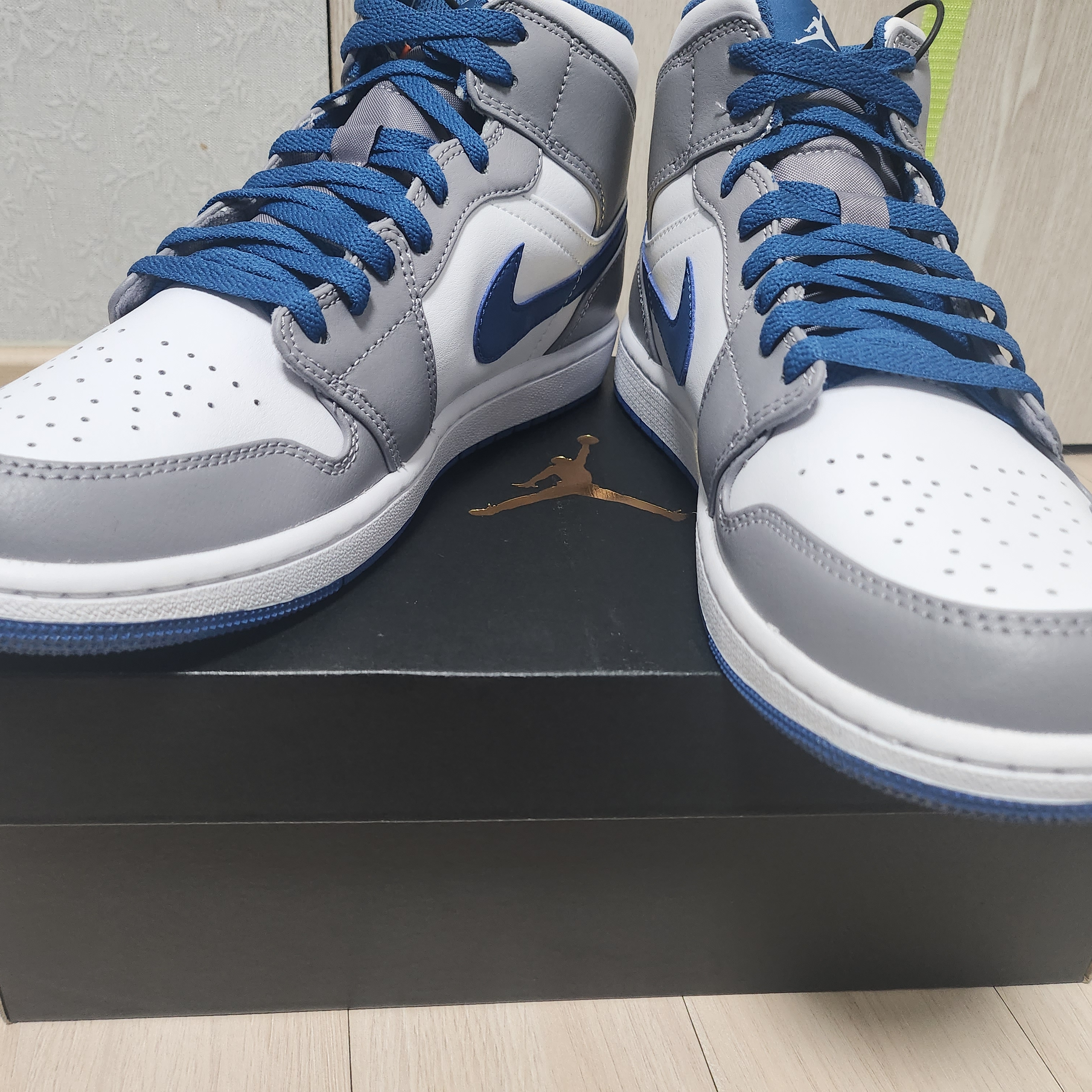 Jordan 1 Mid Cement Grey True Blue 착용 스타일