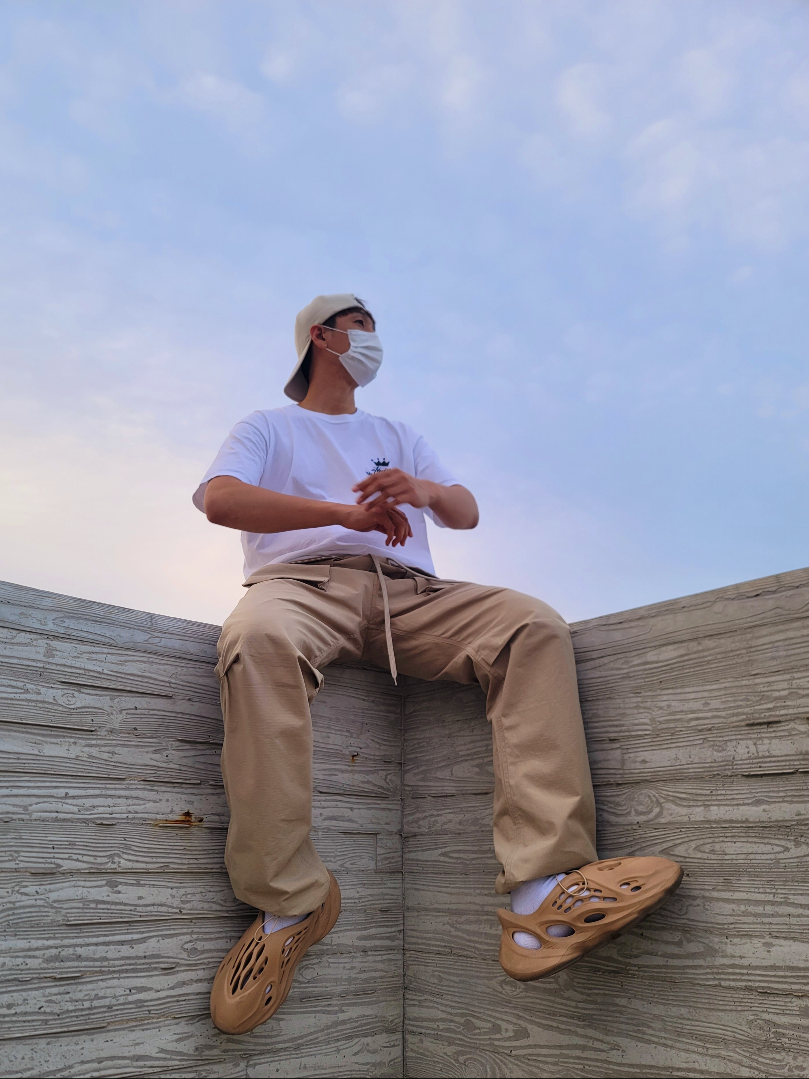 Adidas Yeezy Foam RNNR Ochre, Stussy Crown Wreath T-Shirt White 착용 스타일 - 3