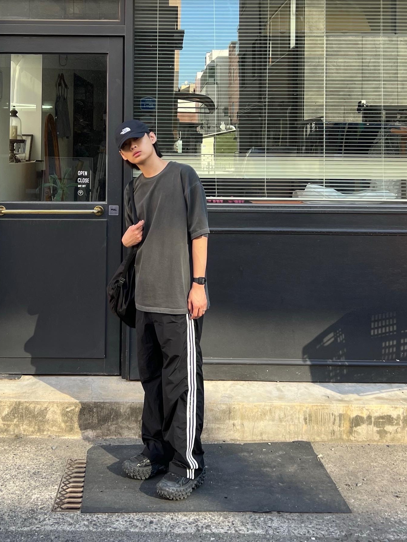 Balenciaga Defender Sneakers Black 착용 스타일 - 2