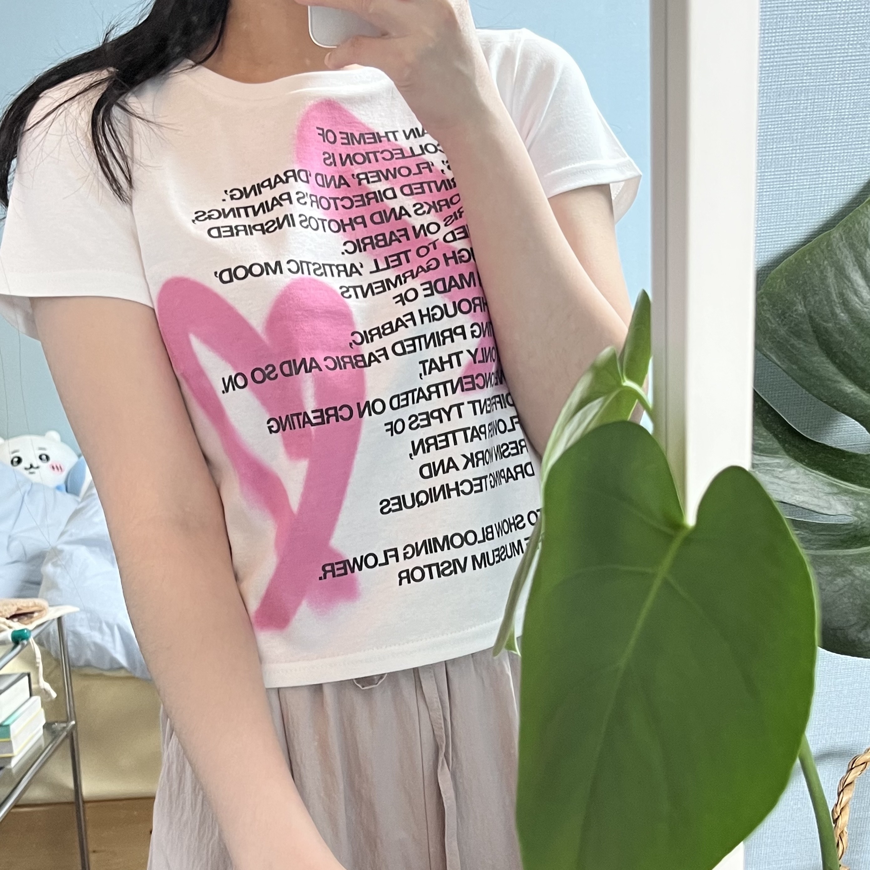 The Museum Visitor Crop Heart Sprayed T-Shirt White 착용 스타일 - 2