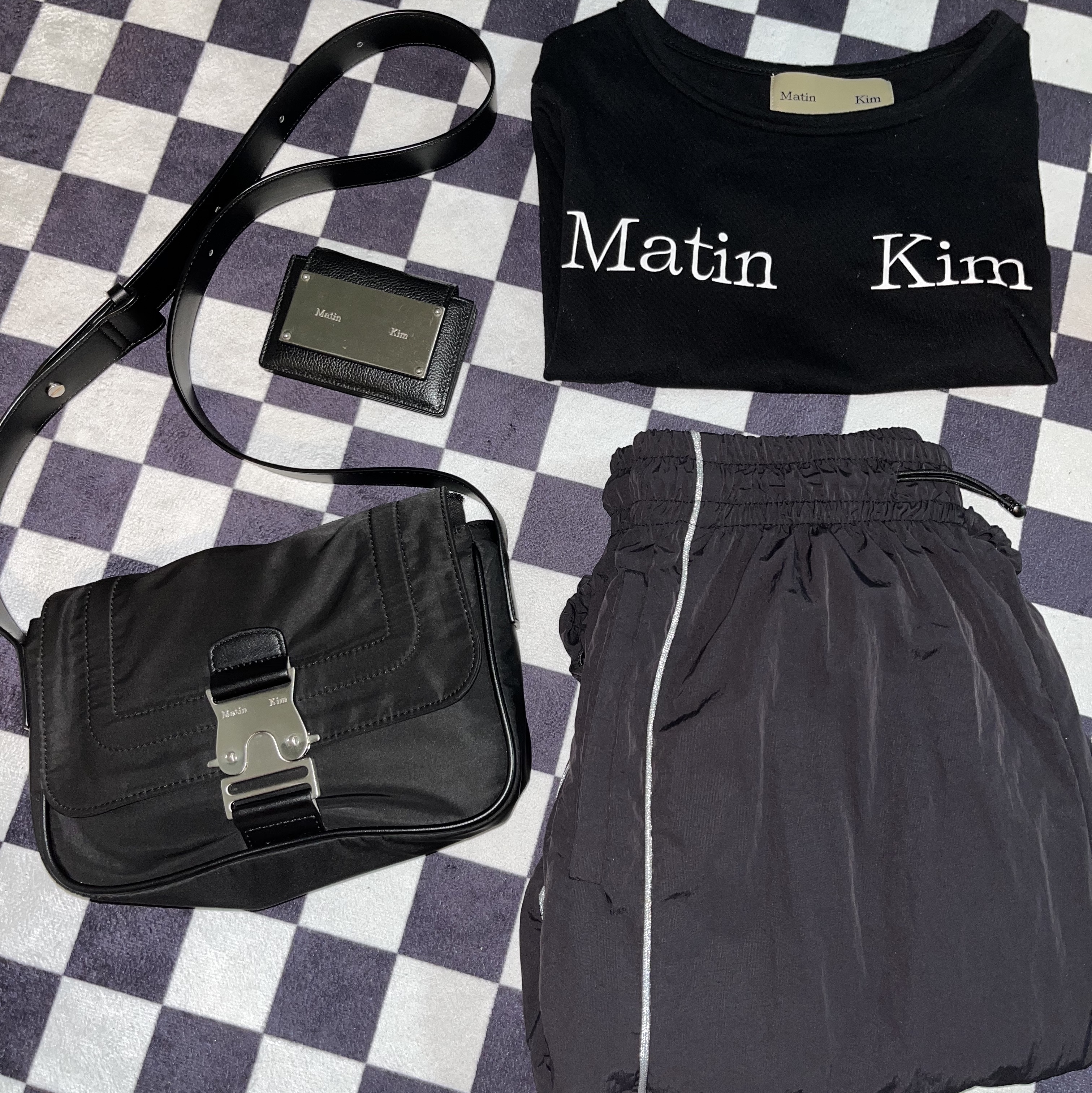 Matin Kim Mini Buckle Bag Black, Matin Kim Accordion Wallet Black 착용 스타일