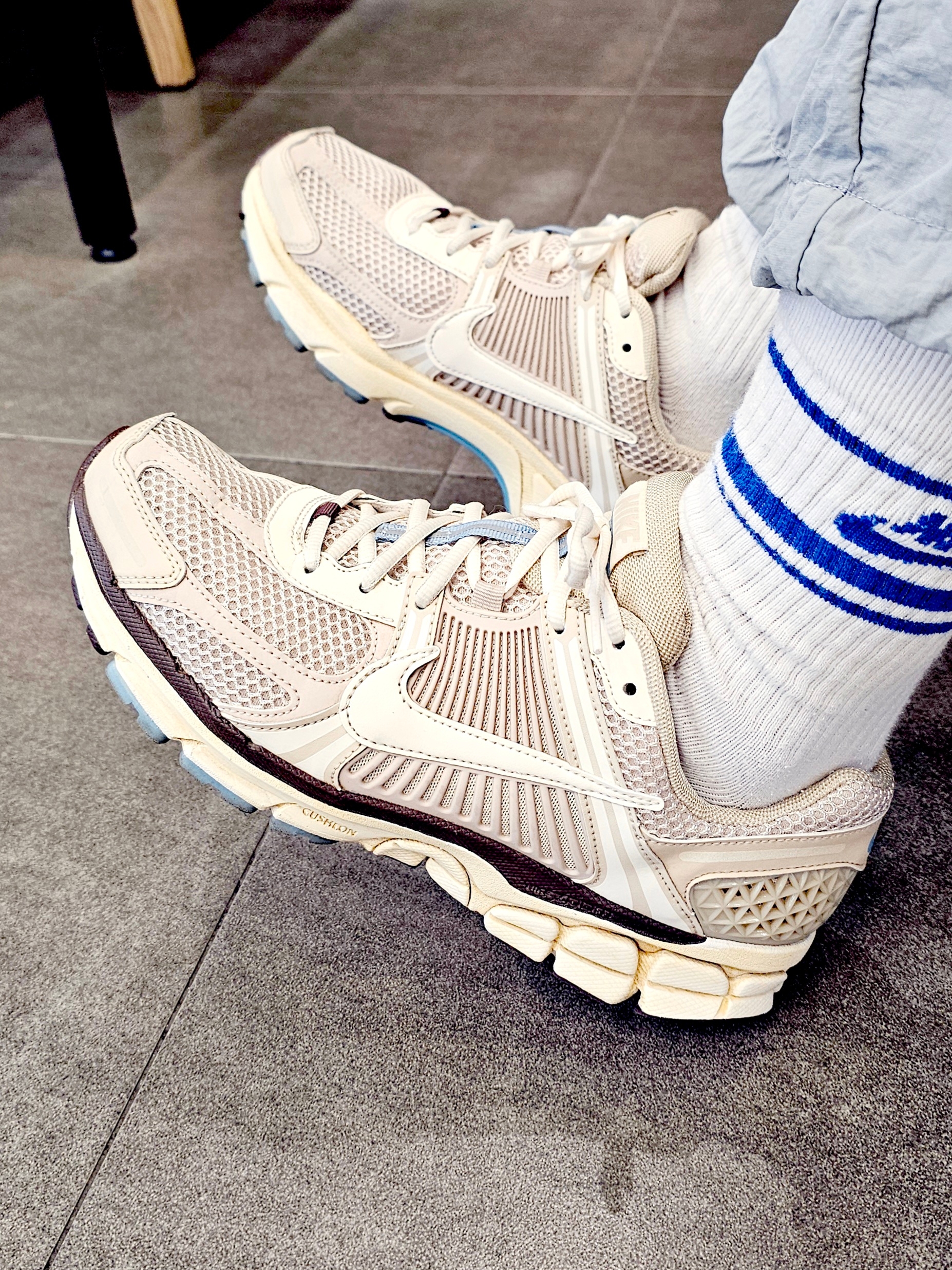 (W) Nike Zoom Vomero 5 Oatmeal 착용 스타일 - 2