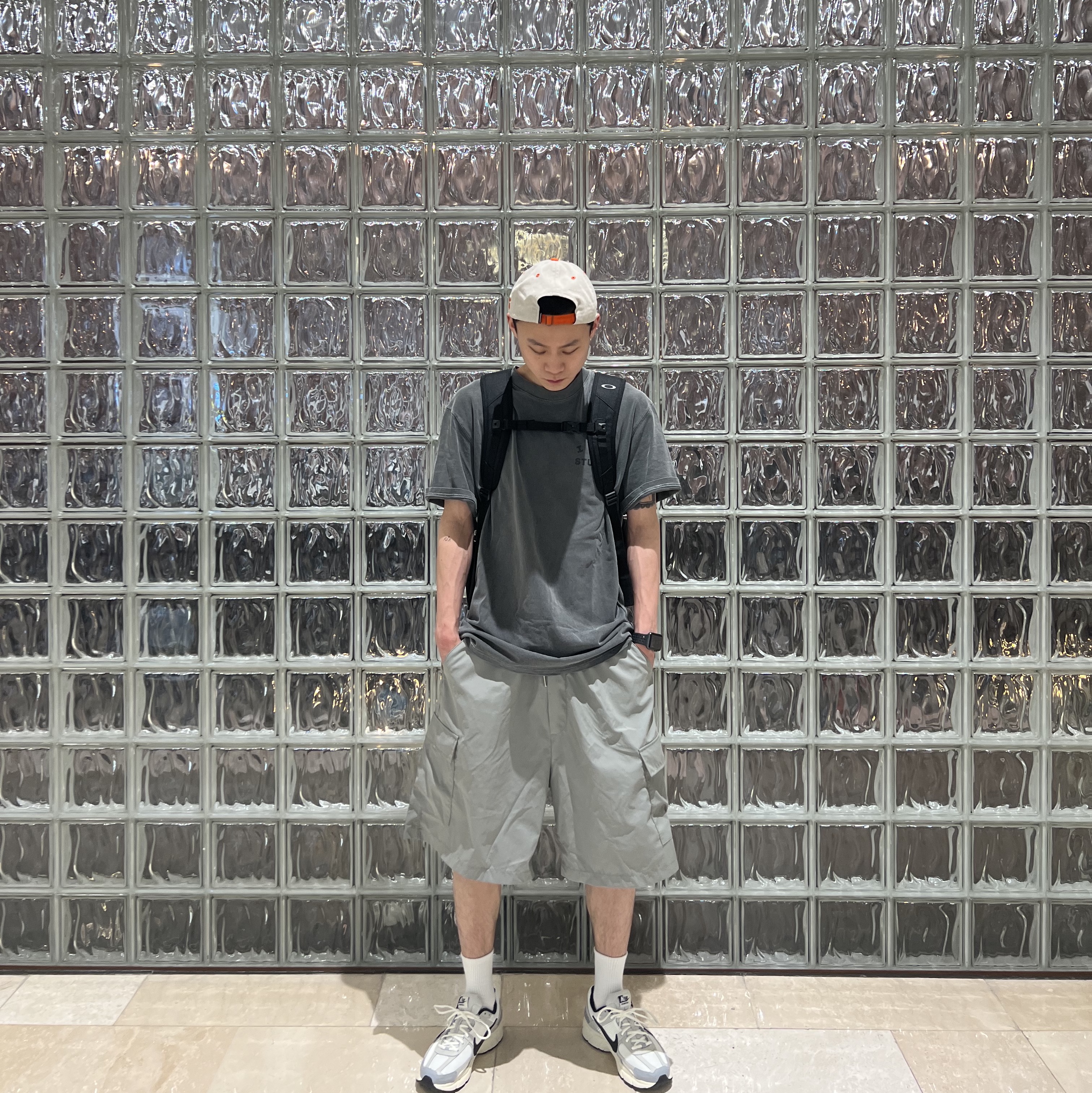 (W) Nike Zoom Vomero 5 Wolf Grey and Black, IAB Studio Pigment T-Shirt Black 착용 스타일 - 1