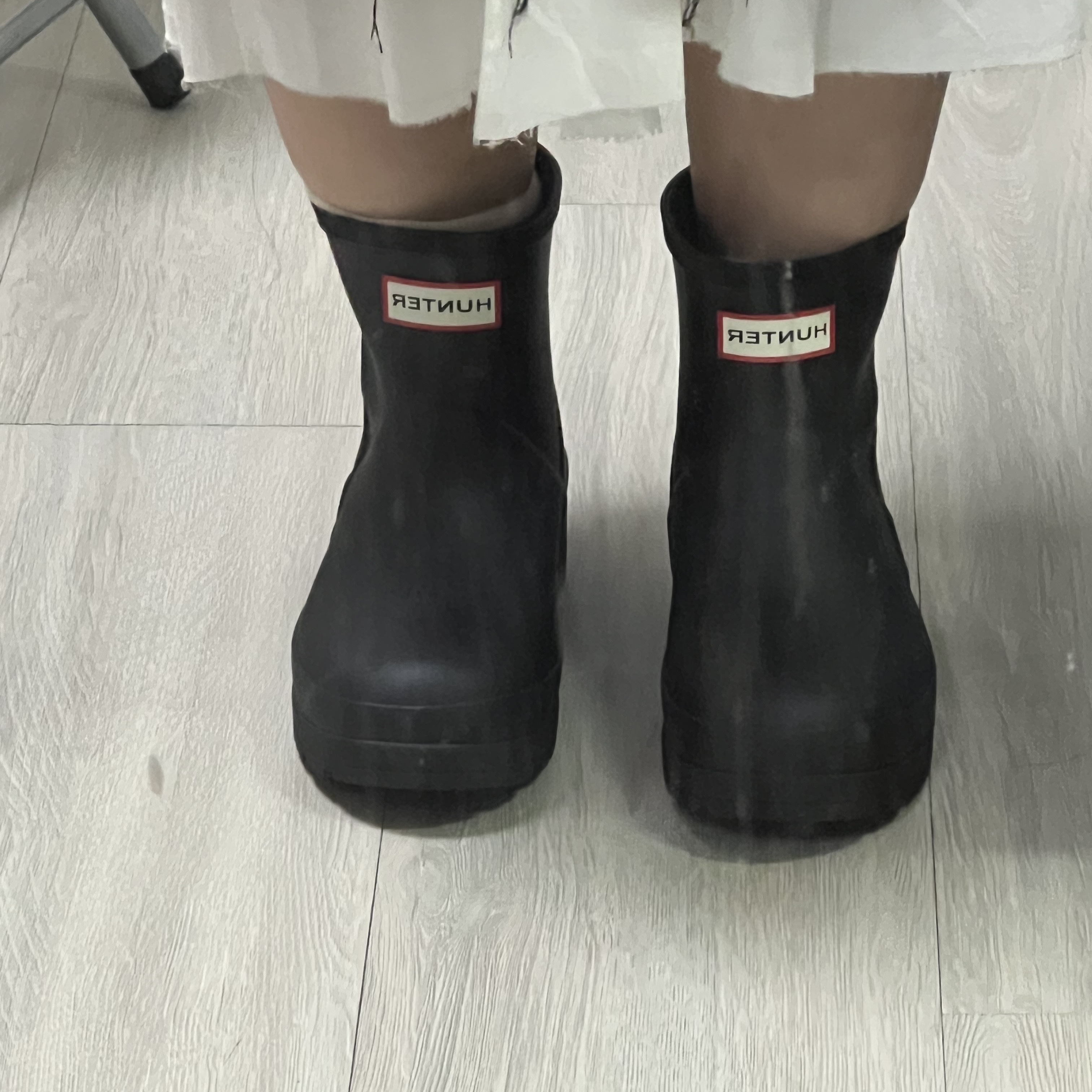 (W) Hunter Play Short Rain Boots Black 착용 스타일 - 4