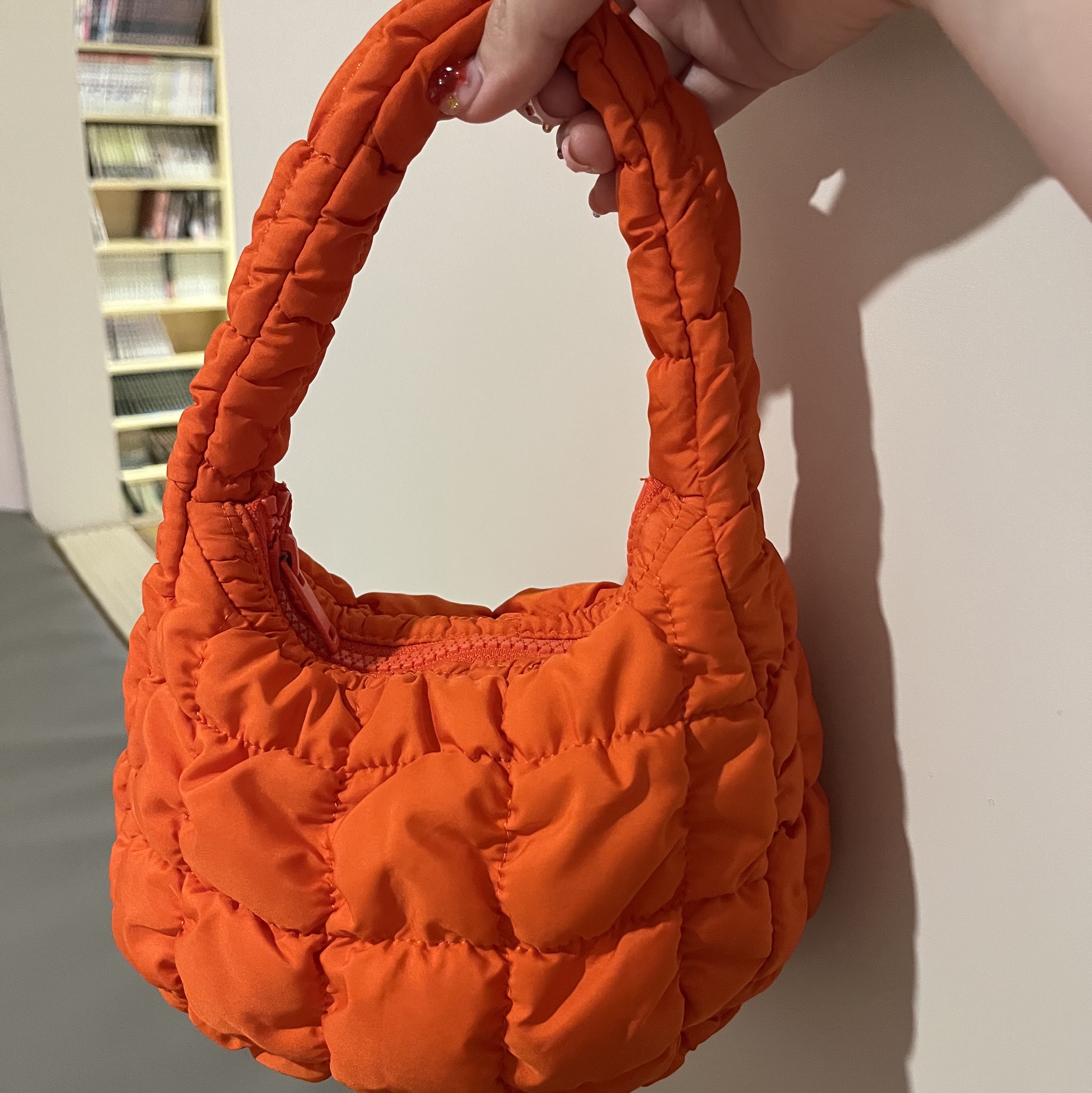 COS Quilted Micro Bag Orange 착용 스타일