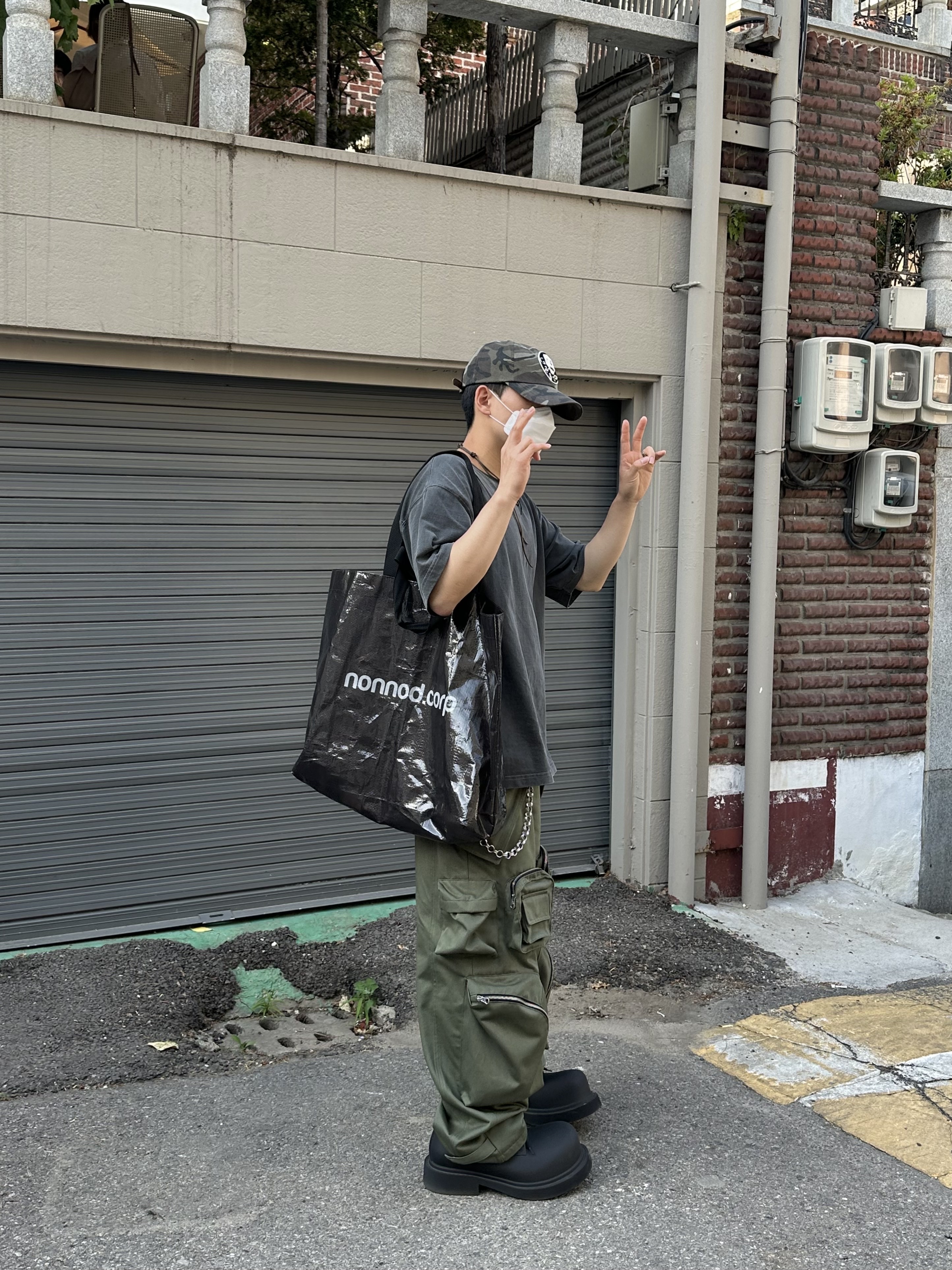 Nonnod Mechanic Cargo Pants Khaki, Balenciaga Steroid Derby Black 착용 스타일 - 2