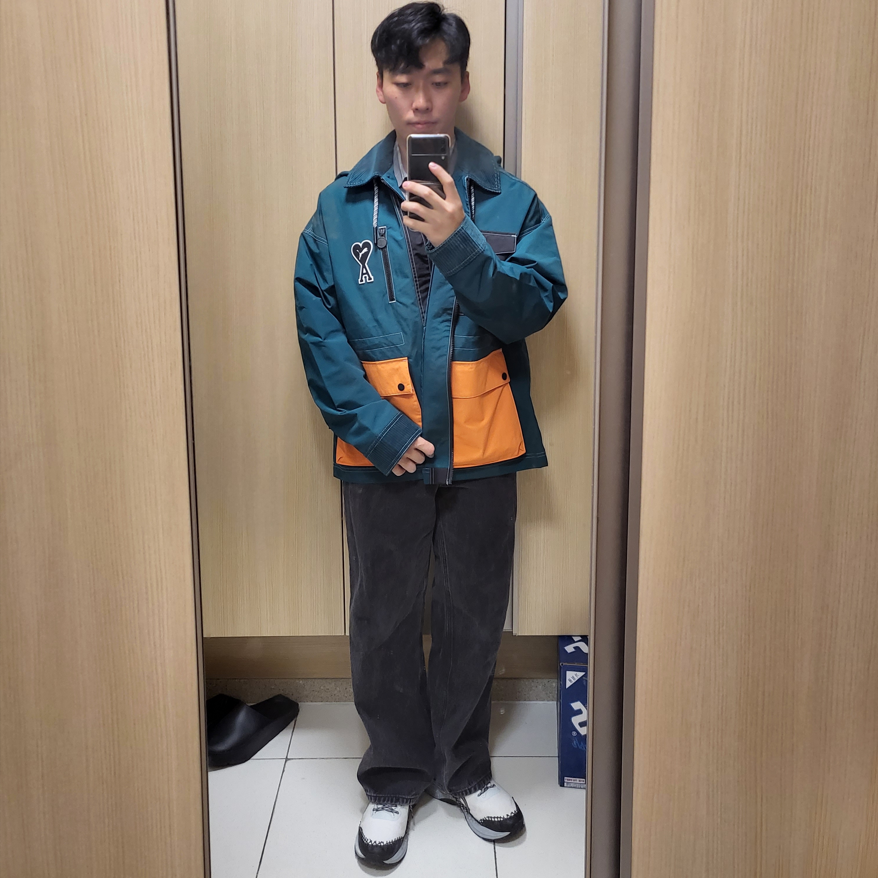 Puma x AMI Jacket Varsity Green, Asics x Vivienne Westwood Gel-Kayano 27 DE White 착용 스타일