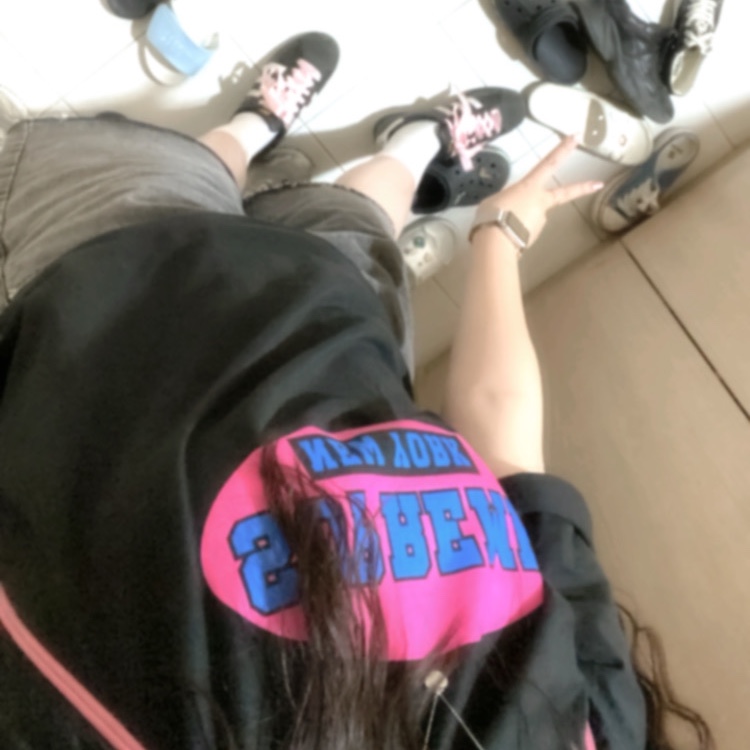 슈프림 뉴욕 티셔츠 블랙 - 23SS, 아디다스 슈퍼스타 코어 블랙 화이트 착용 스타일 - 1