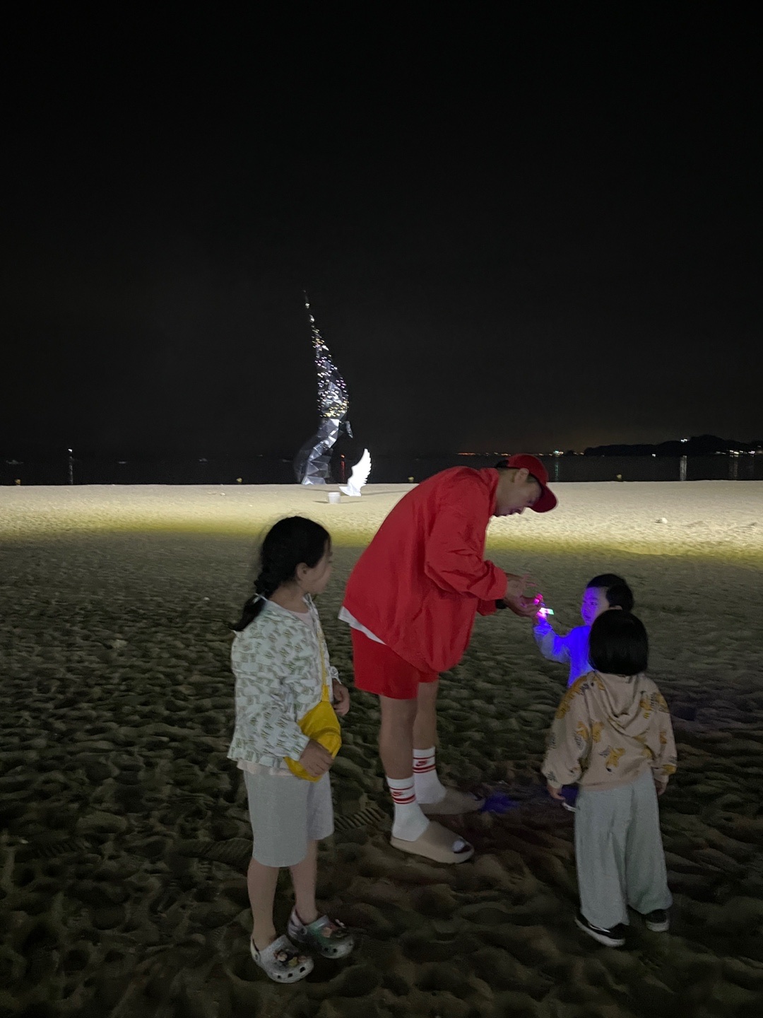 나이키 x 스투시 윈드러너 자켓 하바네로 레드, 스투시 스탁 워터 쇼츠 브라이트 레드 착용 스타일