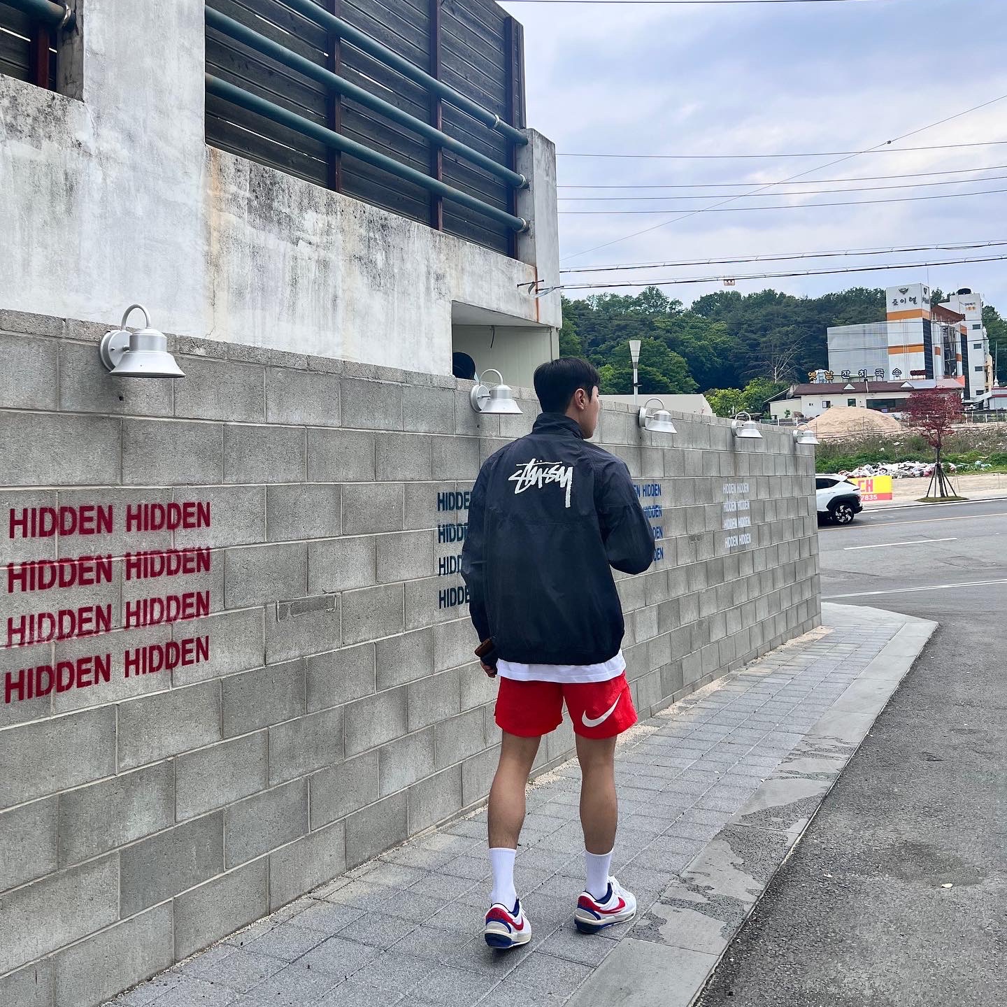 Nike x Stussy Water Shorts Habanero Red, Nike x Stussy Windrunner Jacket Off Noir 착용 스타일 - 1