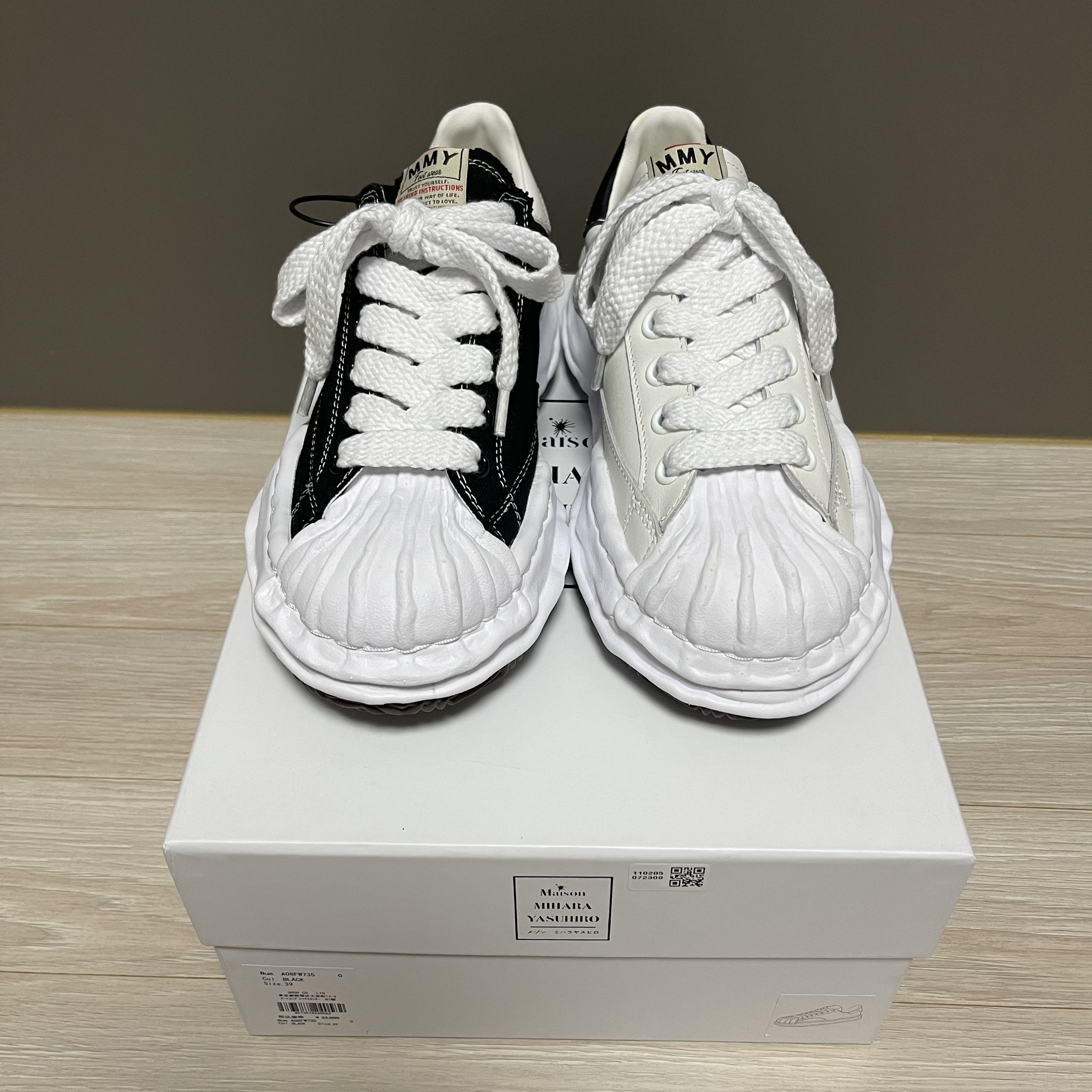 Maison Mihara Yasuhiro Blakey OG Sole Canvas Low-top Sneakers Black White, Maison Mihara Yasuhiro Blakey OG Sole Leather Low-top Sneakers White 착용 스타일 - 1