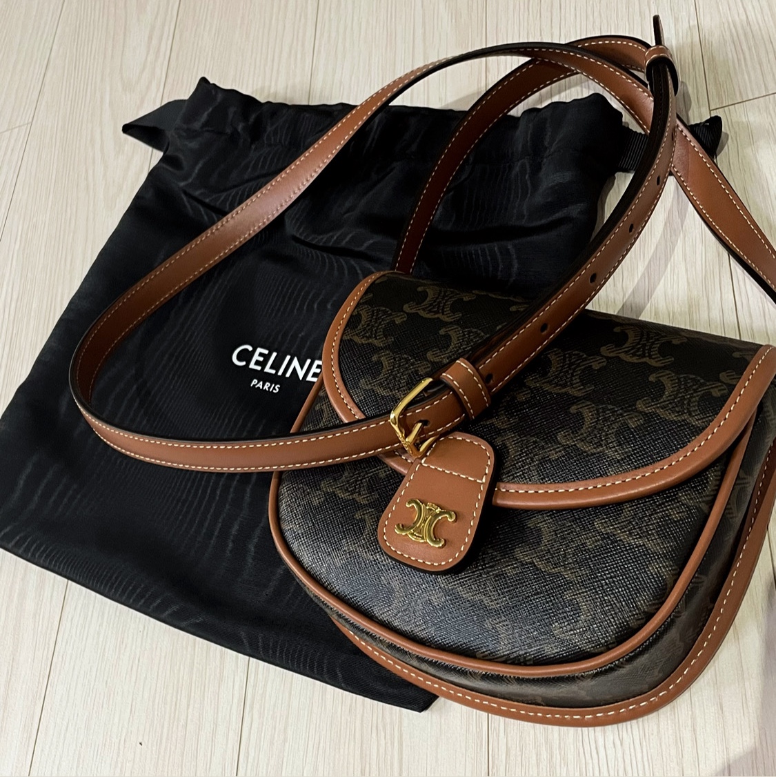 Celine Mini Besace in Triomphe Canvas and Calfskin Tan 착용 스타일