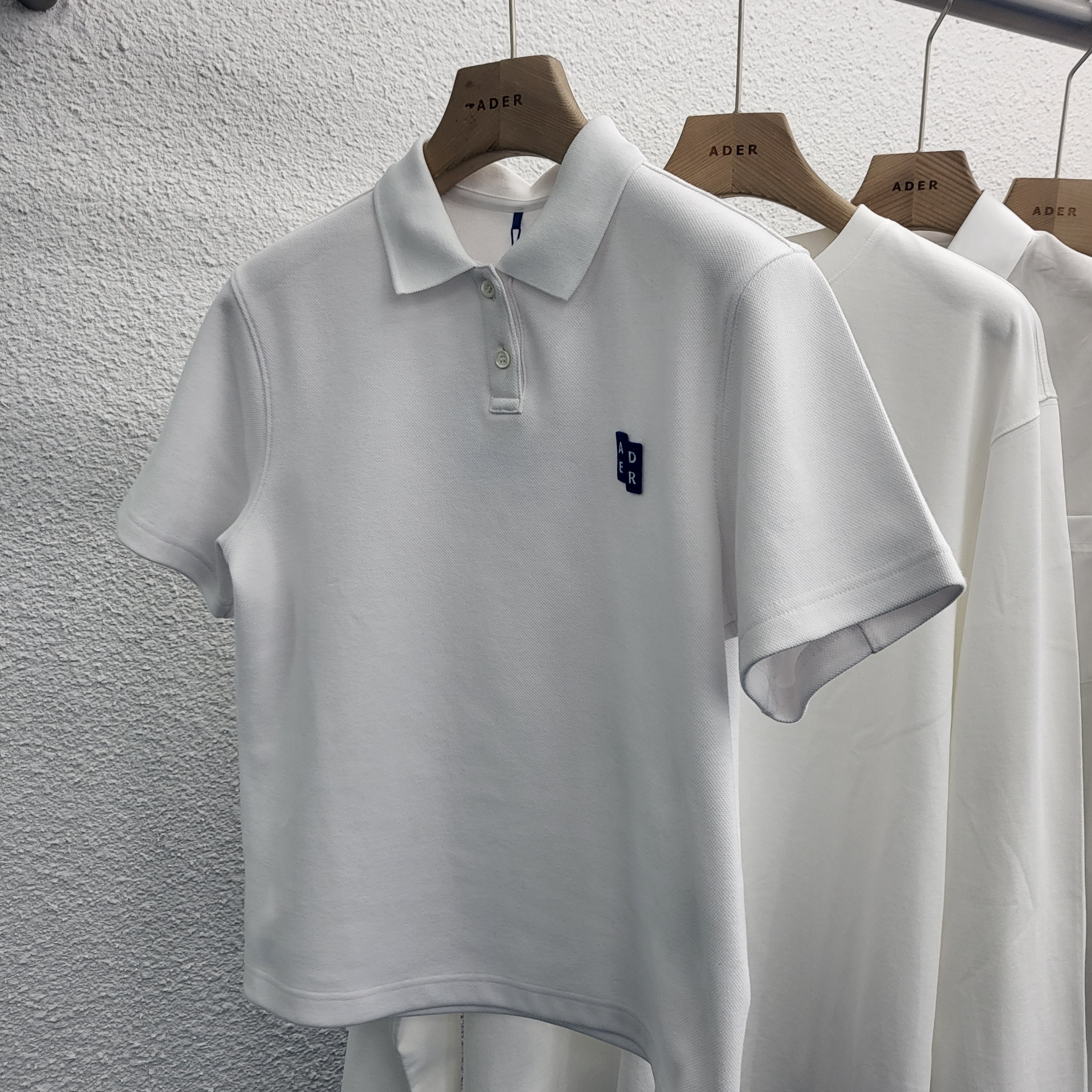 Ader Error Sig; TRS Tag Polo T-Shirt 01 Off White 착용 스타일