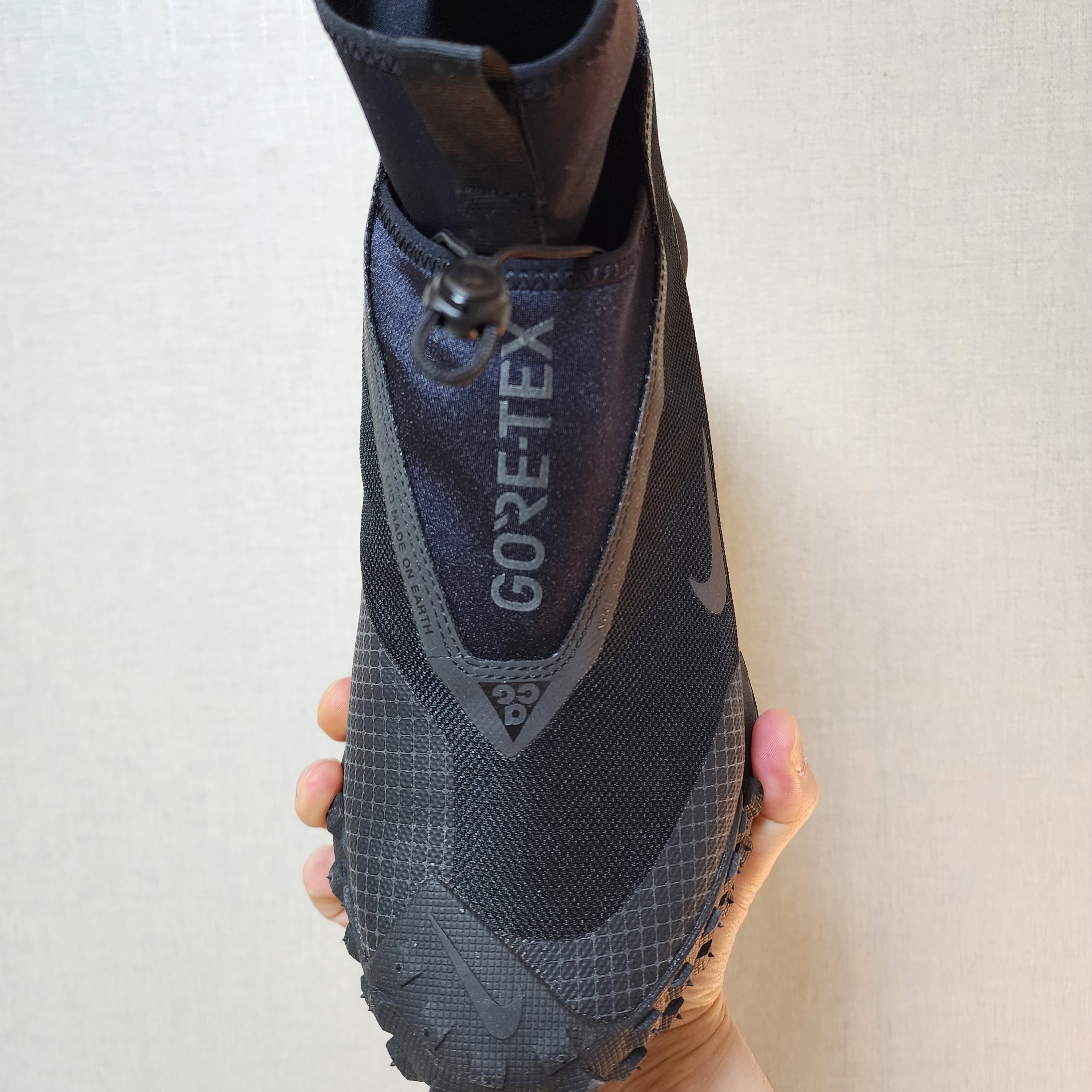 Nike ACG Mountain Fly Gore-Tex Black and Dark Grey 착용 스타일 - 2