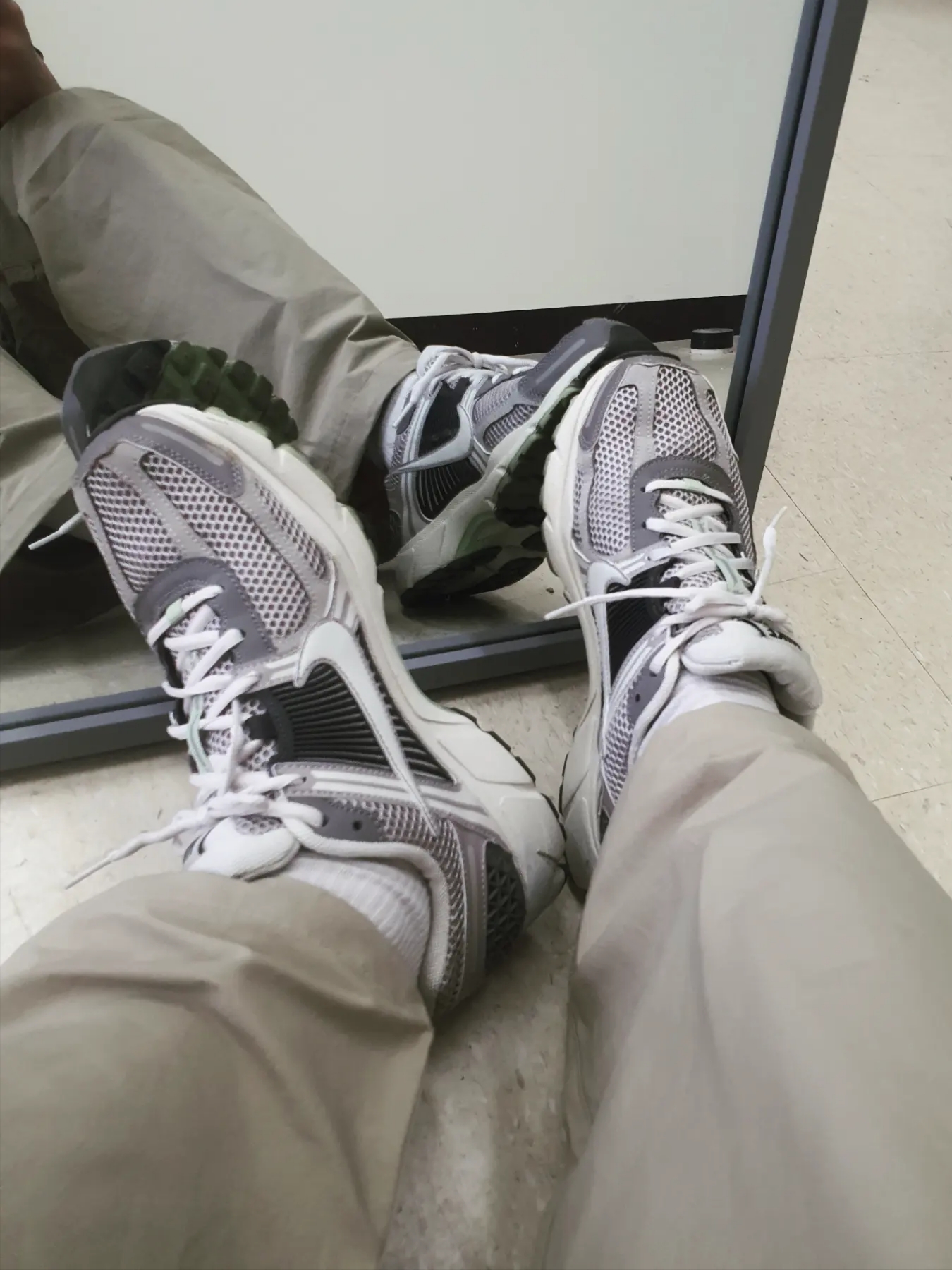 (W) Nike Zoom Vomero 5 Cobblestone and Flat Pewter 착용 스타일 - 2