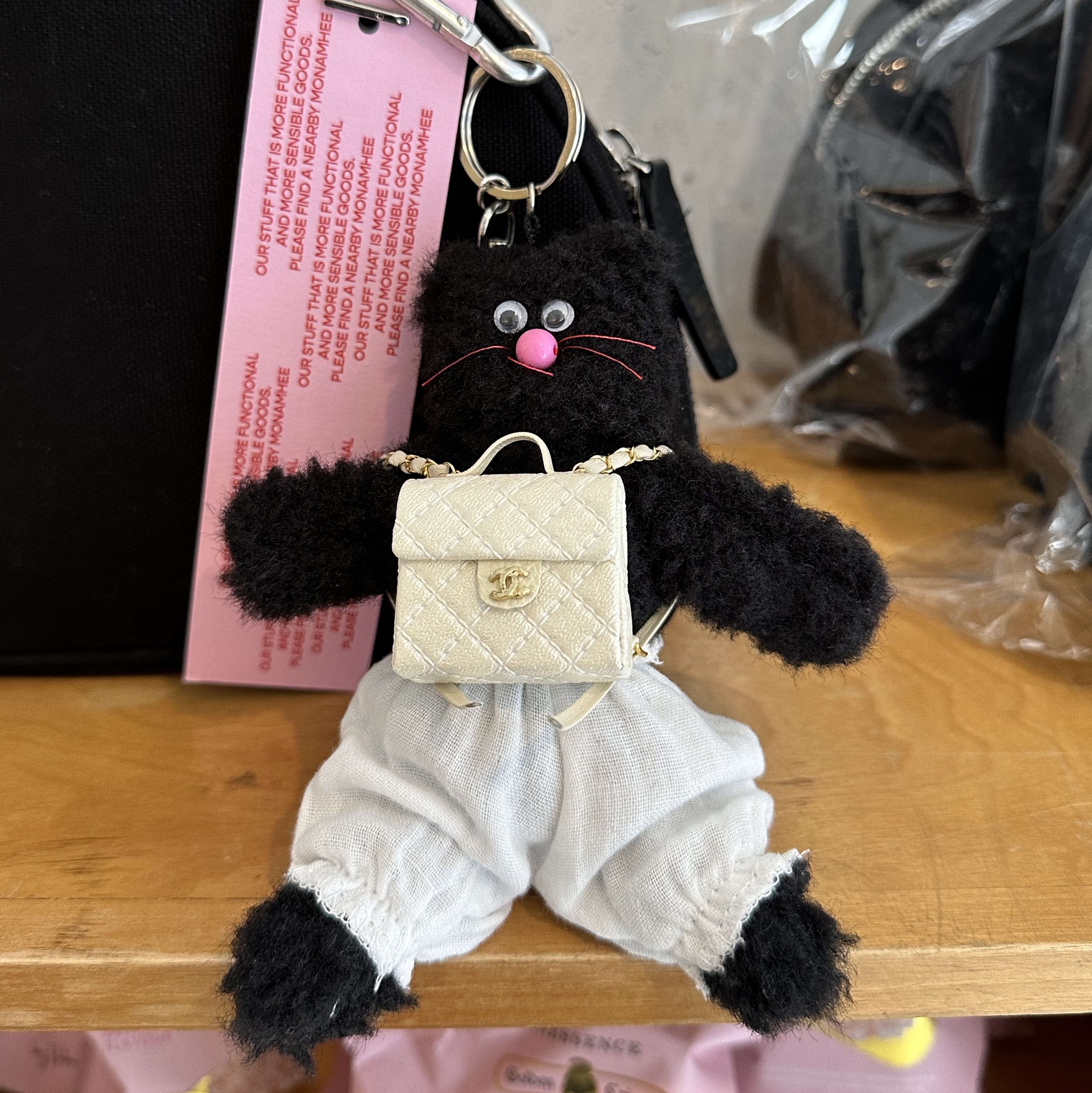 Monamhee Beulpingi Keyring with White Pants Black 착용 스타일
