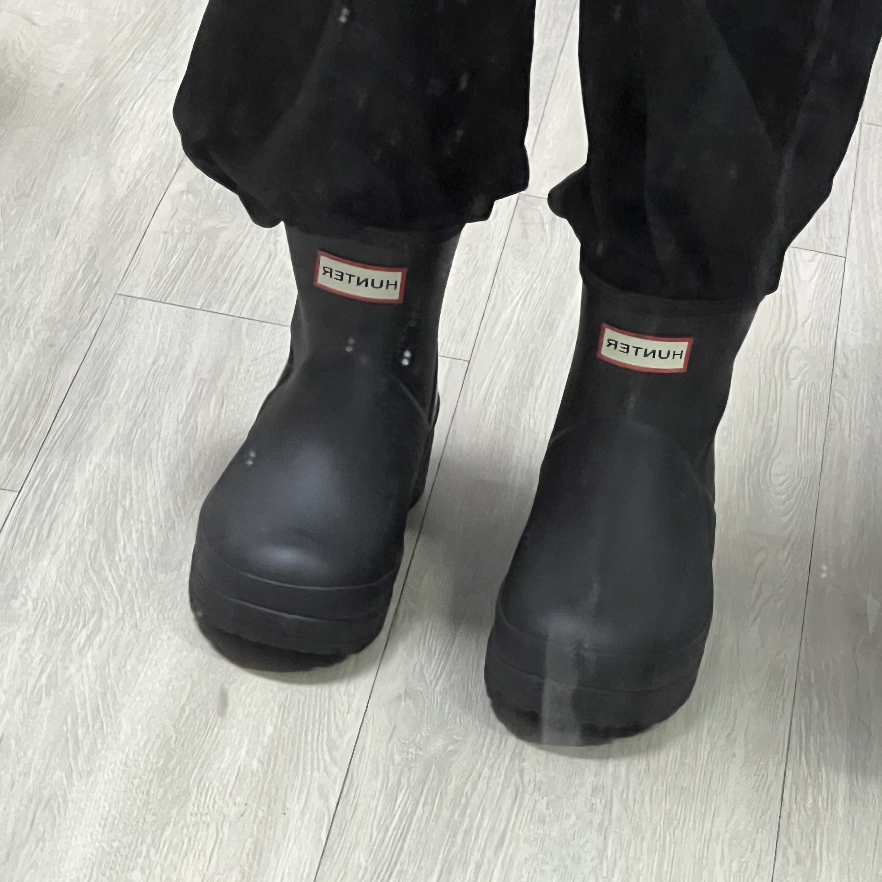 (W) Hunter Play Short Rain Boots Black 착용 스타일 - 2