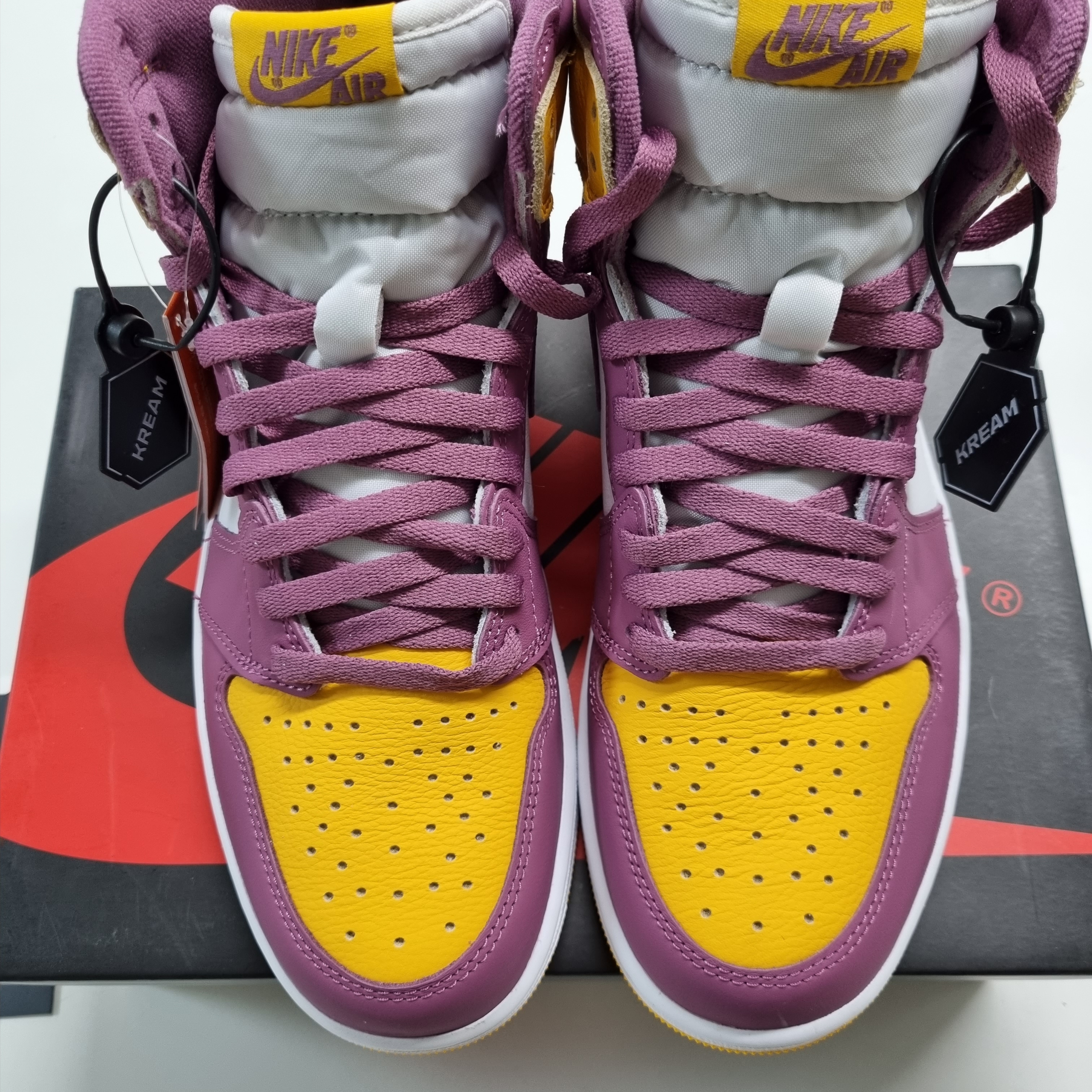 Jordan 1 Retro High OG University Gold Light Bordeaux 착용 스타일 - 3