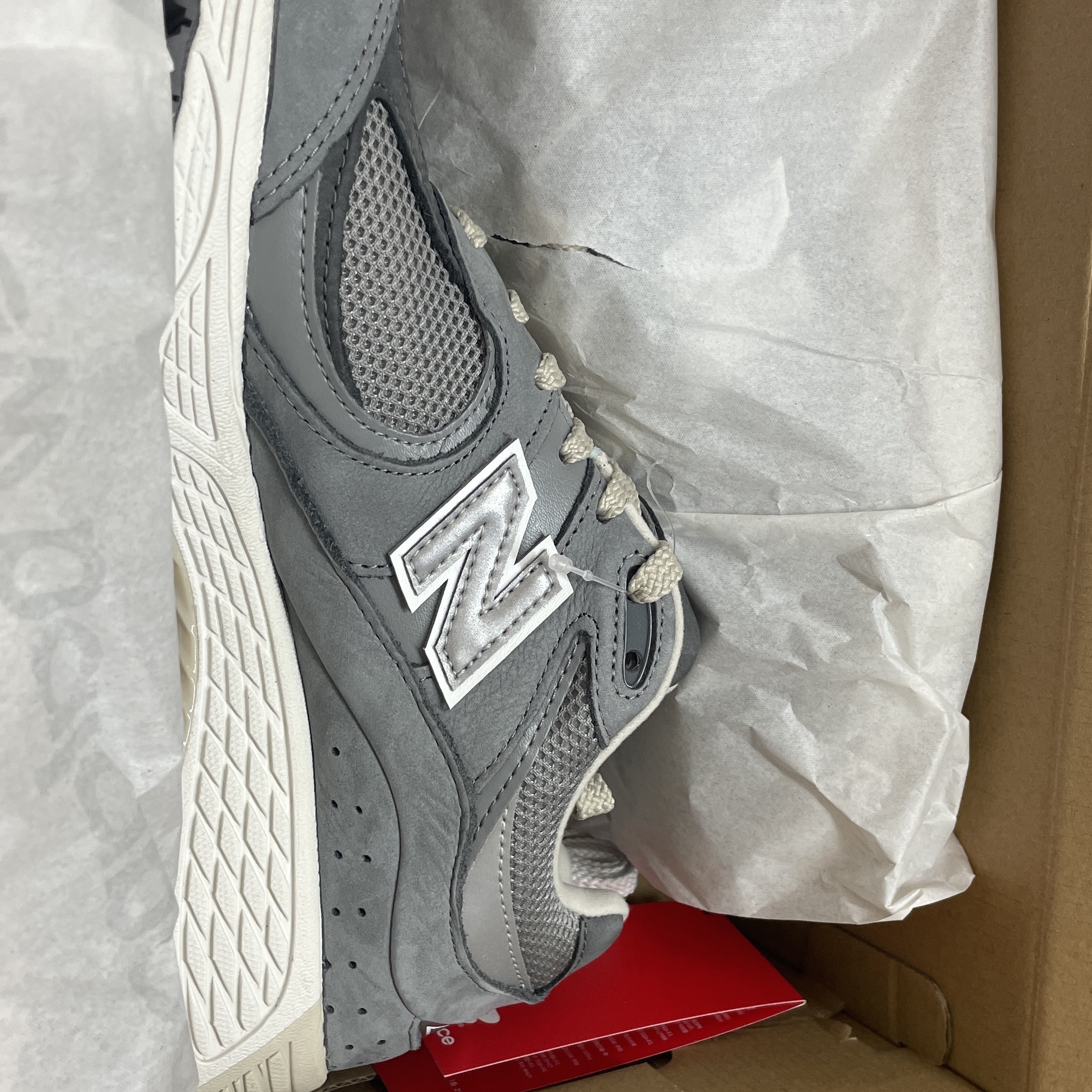 New Balance 2002R Premium Vintage Grey 착용 스타일