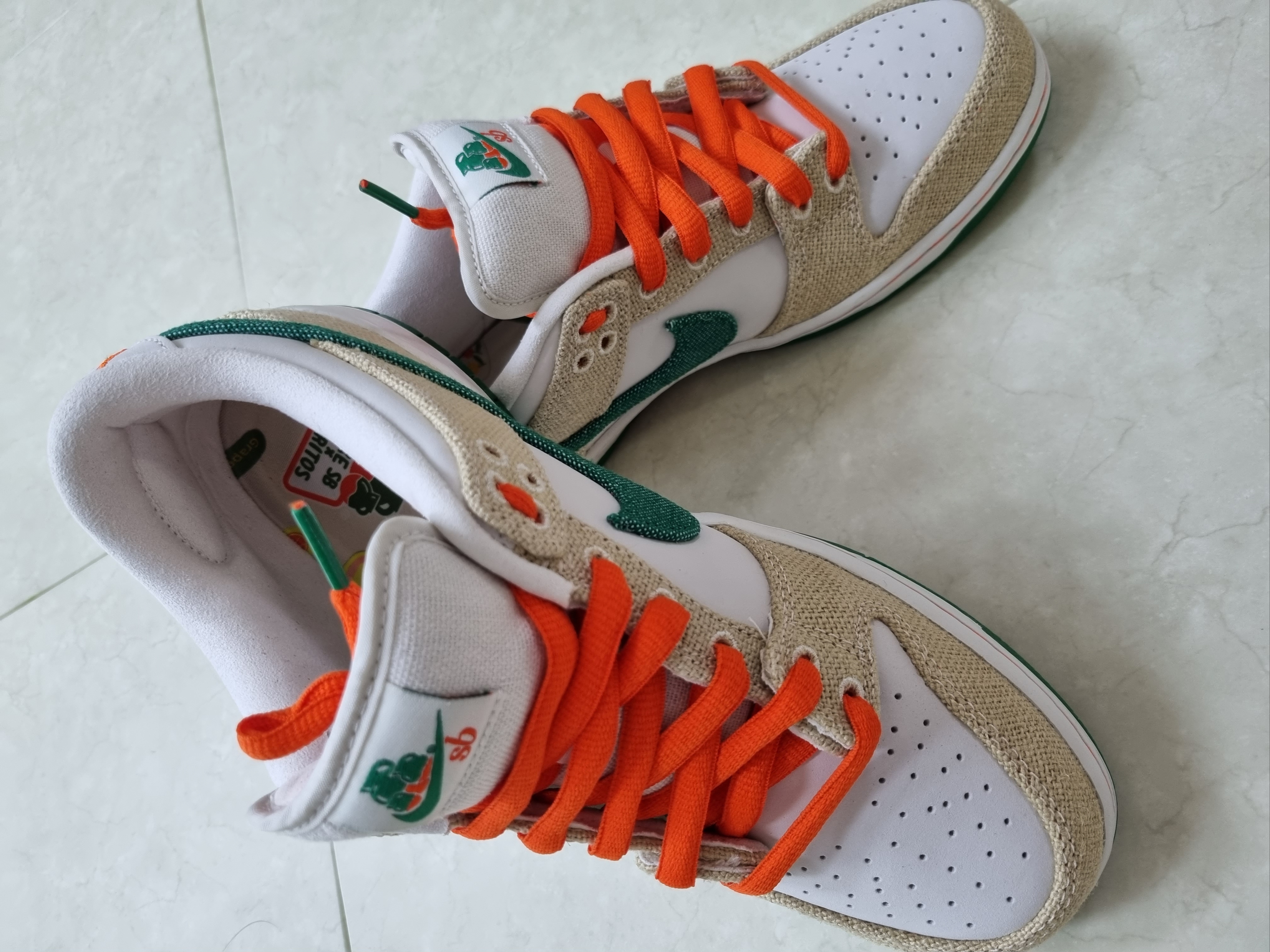 Nike x Jarritos SB Dunk Low Phantom and Malachite 착용 스타일