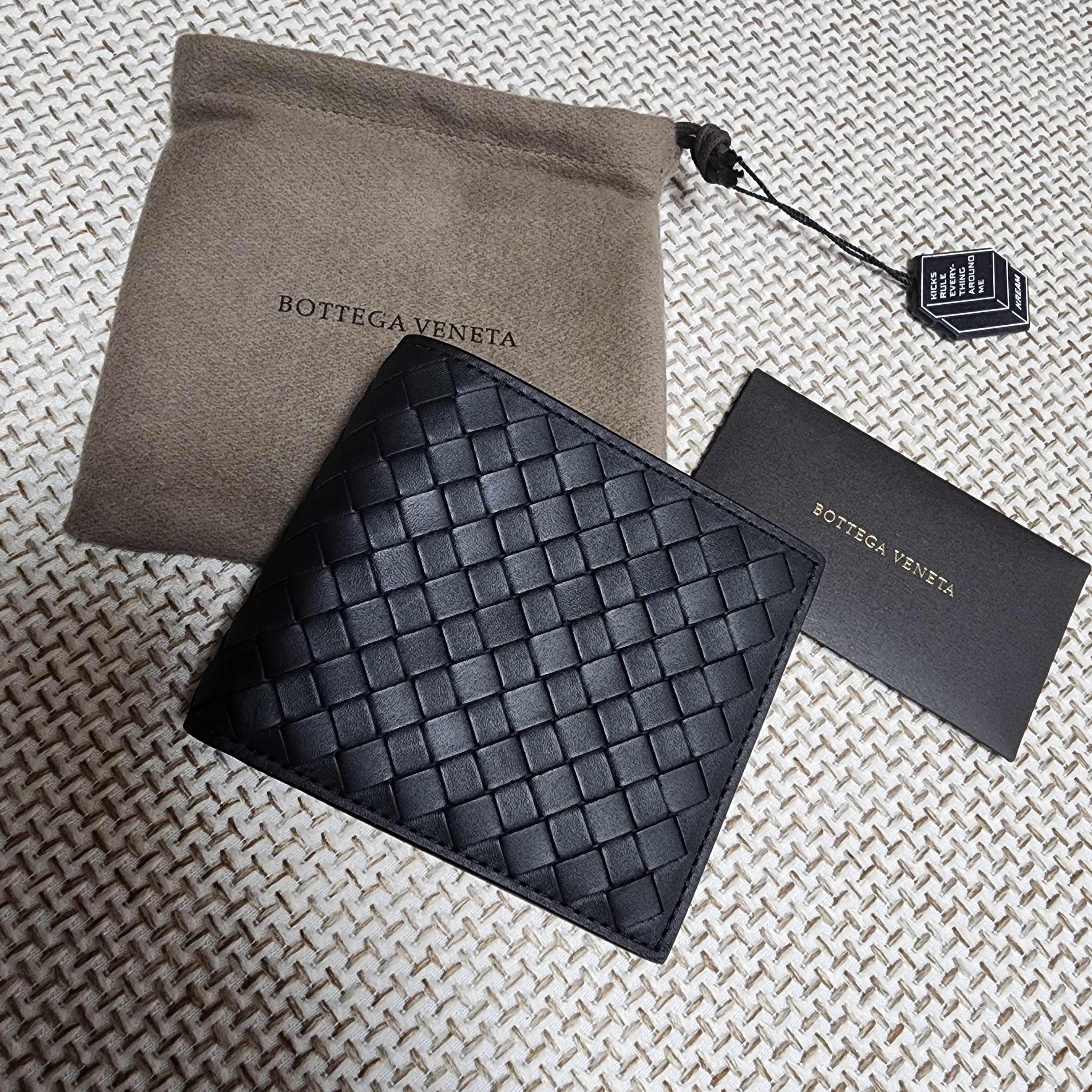Bottega Veneta Bi-Fold Wallet Black 착용 스타일