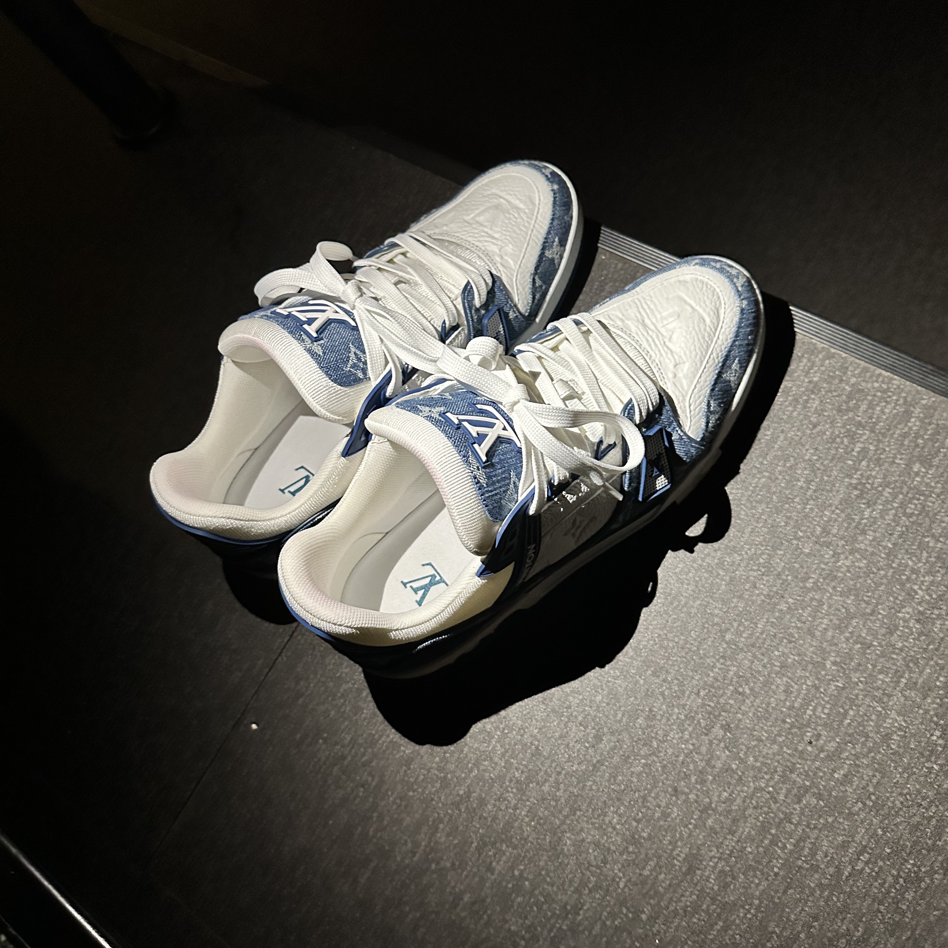 Louis Vuitton LV Trainer Sneakers Monogram Denim Blue 착용 스타일