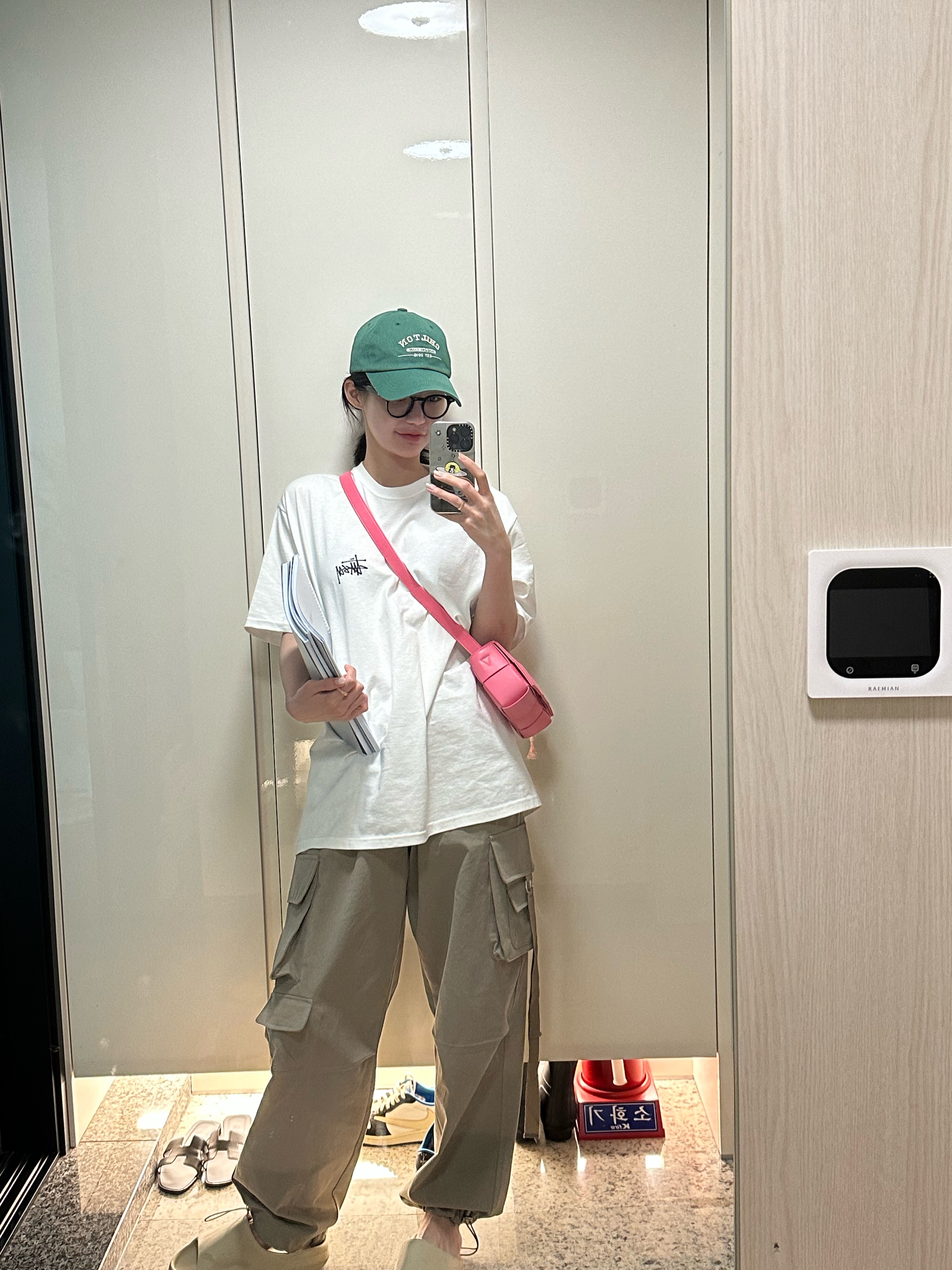 Stussy Basic Stussy T-Shirt White 2023, Adidas Yeezy Slide Bone 2022/2023 착용 스타일 - 2