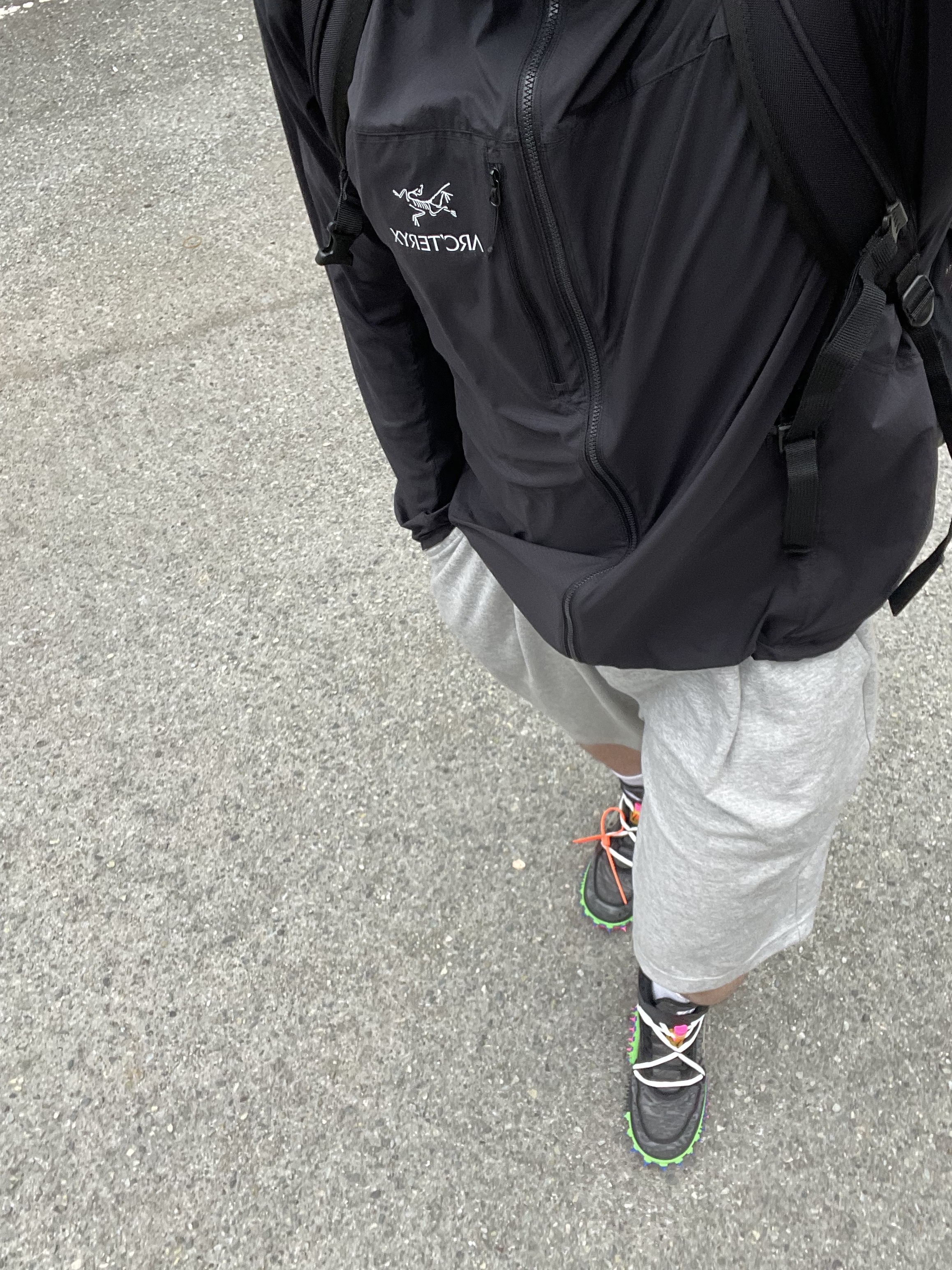 Arc'teryx Squamish Hoody Black, Nike x Off-White Air Force 1 Mid SP Black 착용 스타일 - 2