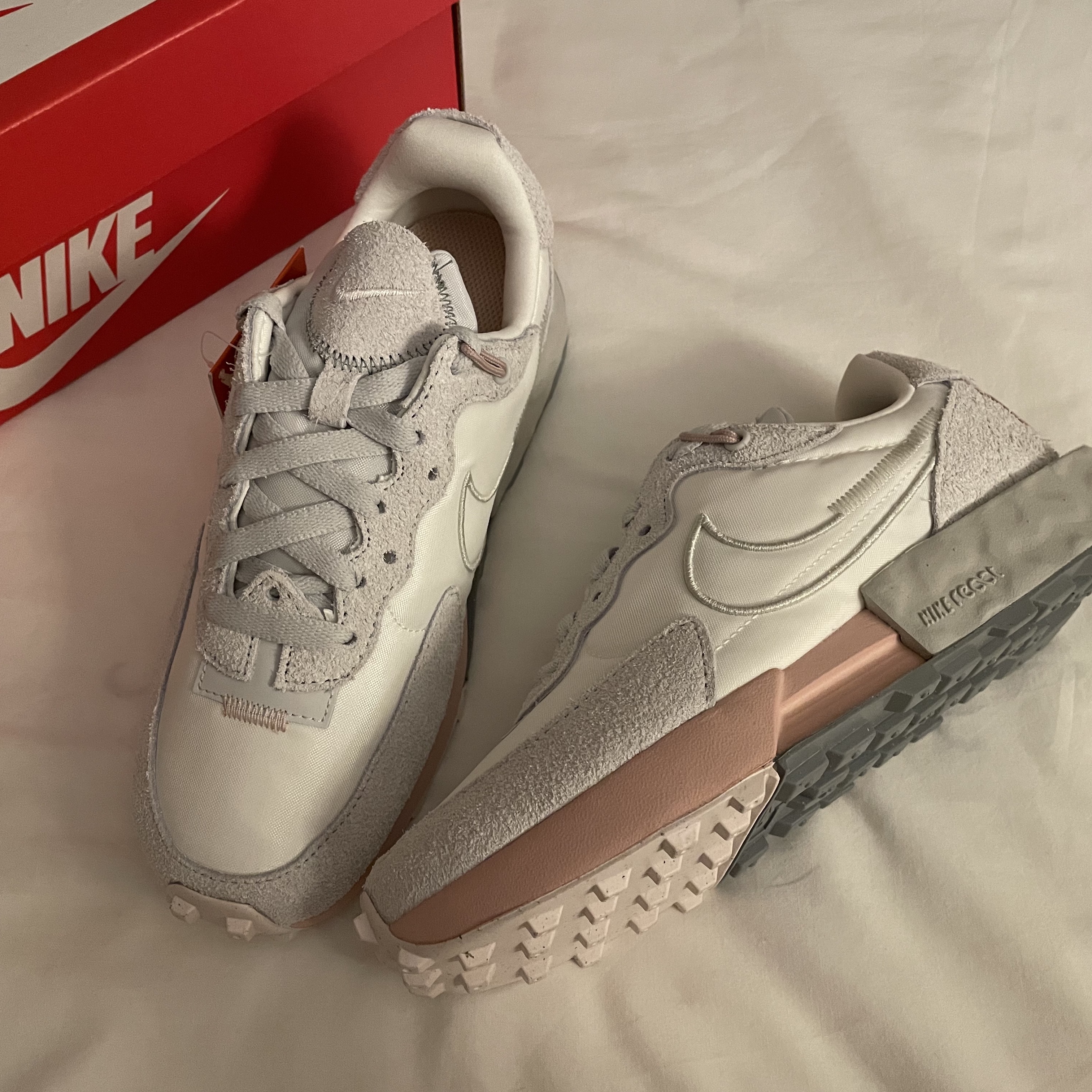 (W) Nike Fontanka Waffle Sail Light Bone 착용 스타일