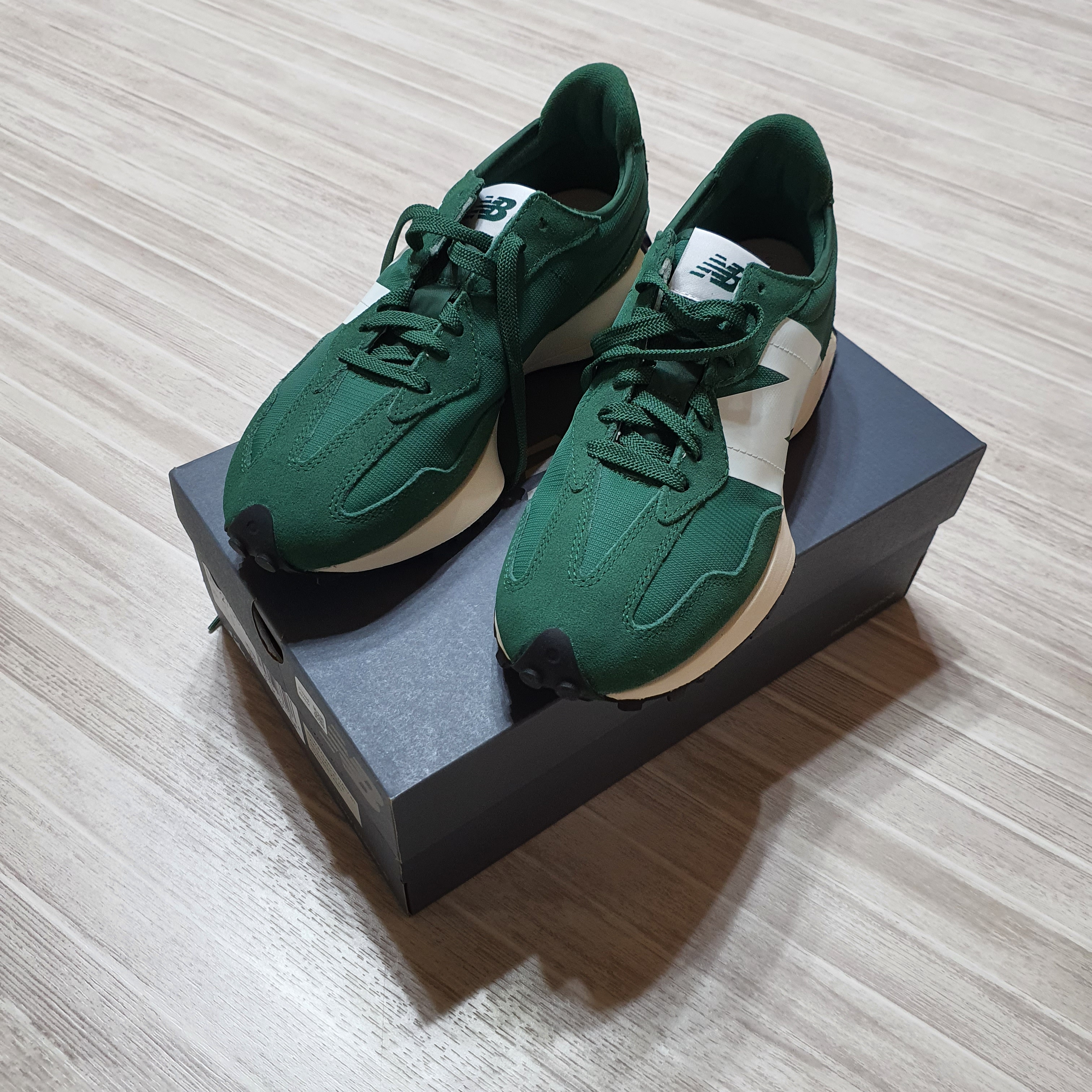 New Balance 327 Green 착용 스타일