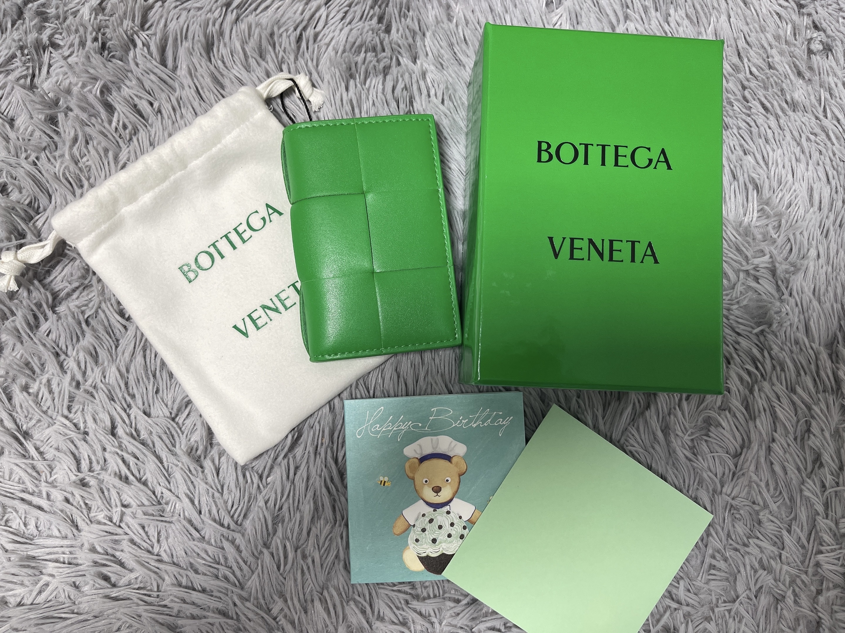 Bottega Veneta Flap Card Case Parakeet 착용 스타일