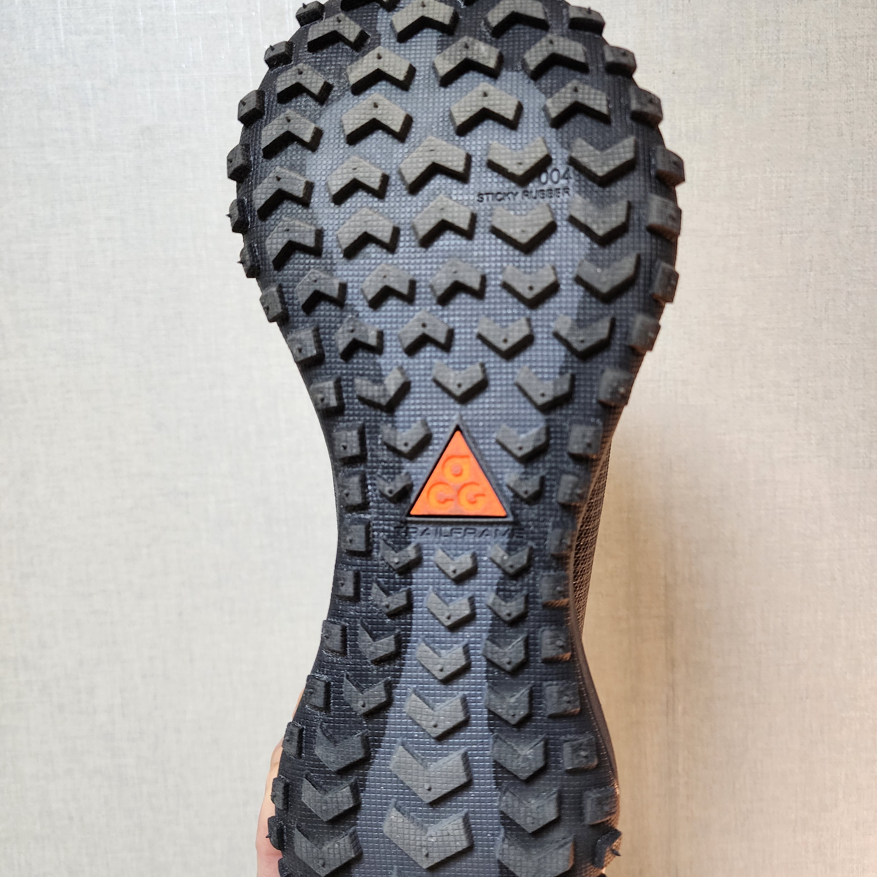 Nike ACG Mountain Fly Gore-Tex Black and Dark Grey 착용 스타일 - 3