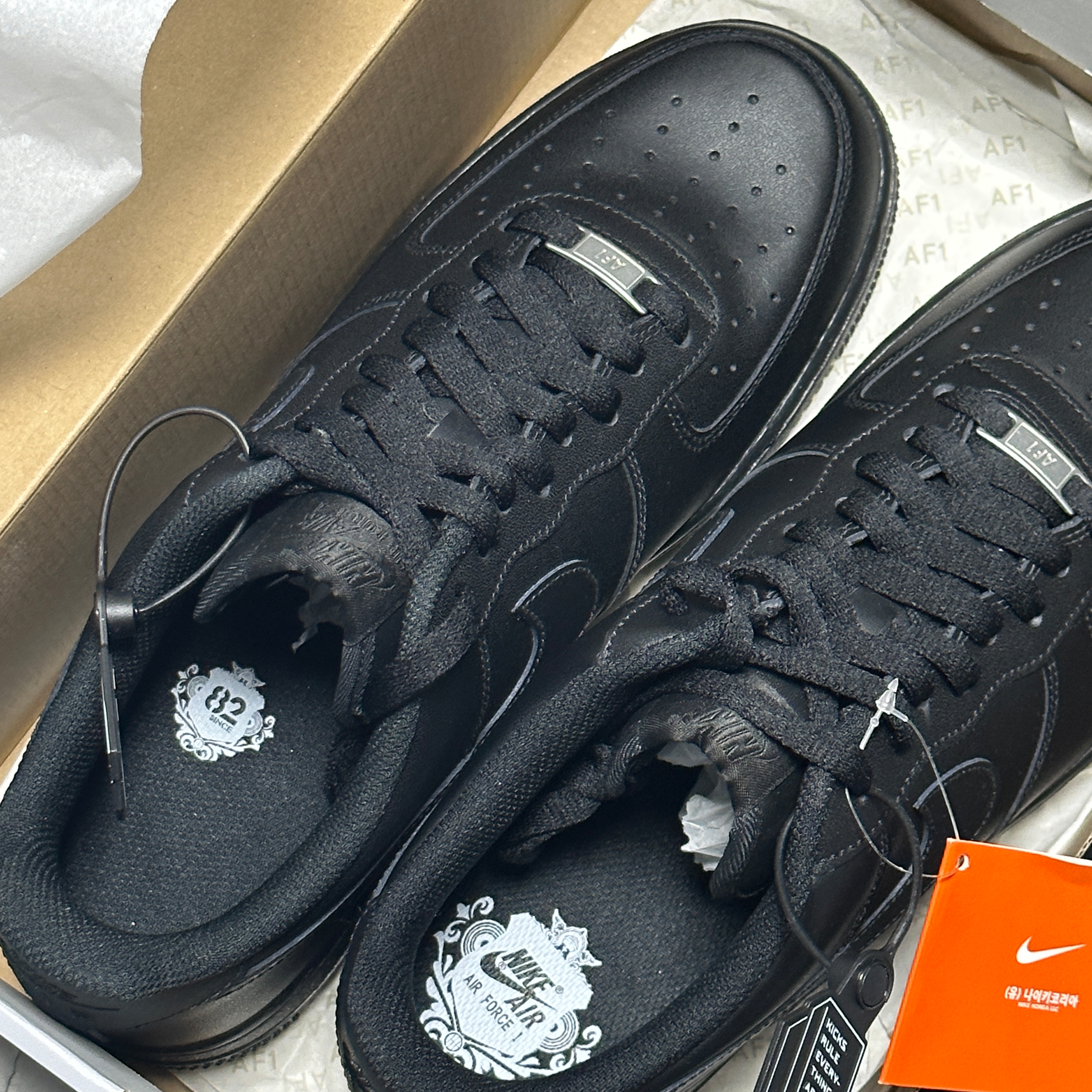 Nike Air Force 1 '07 Low Triple Black 착용 스타일 - 1